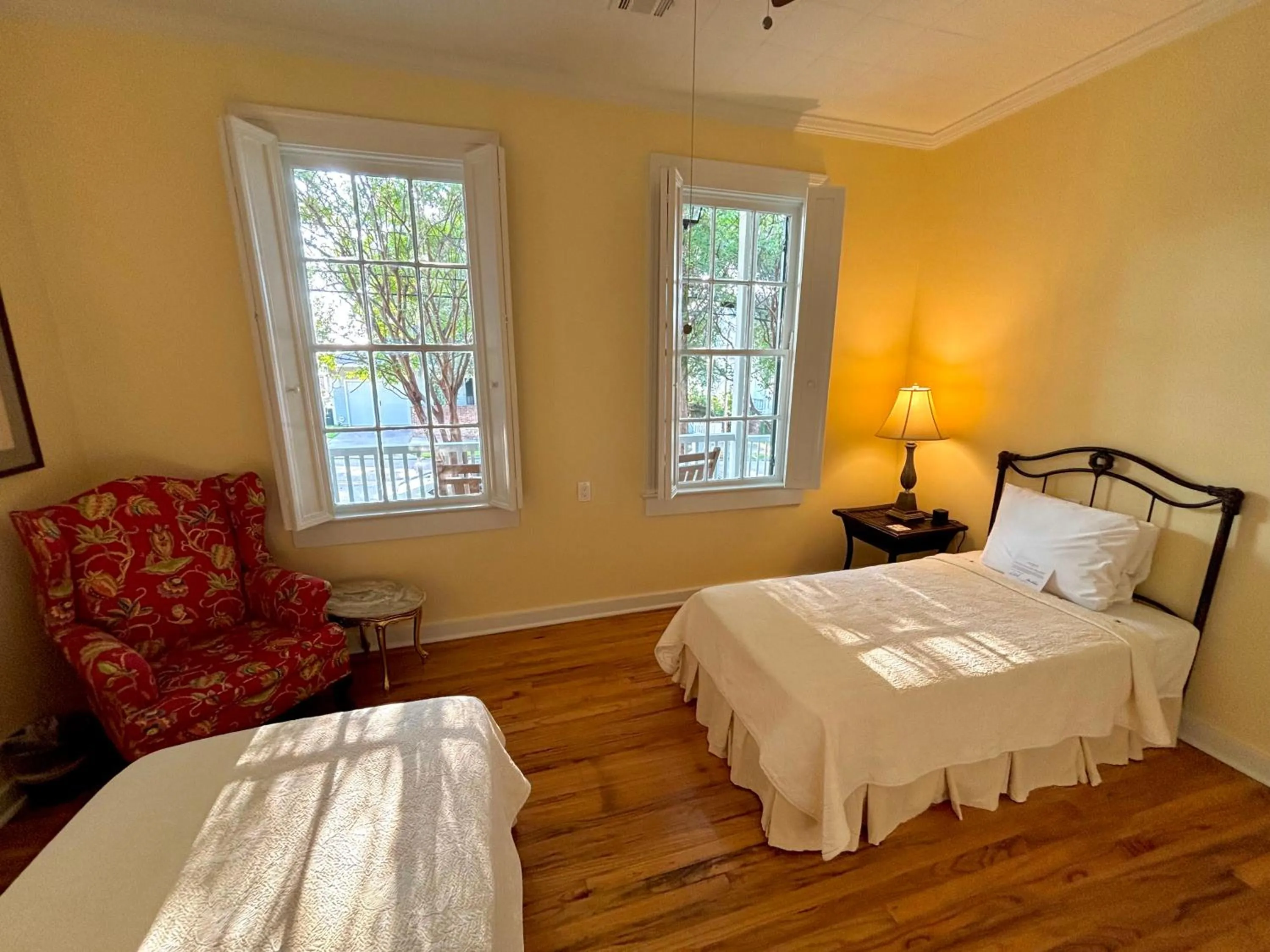 Bed in Anchuca Historic Mansion & Inn