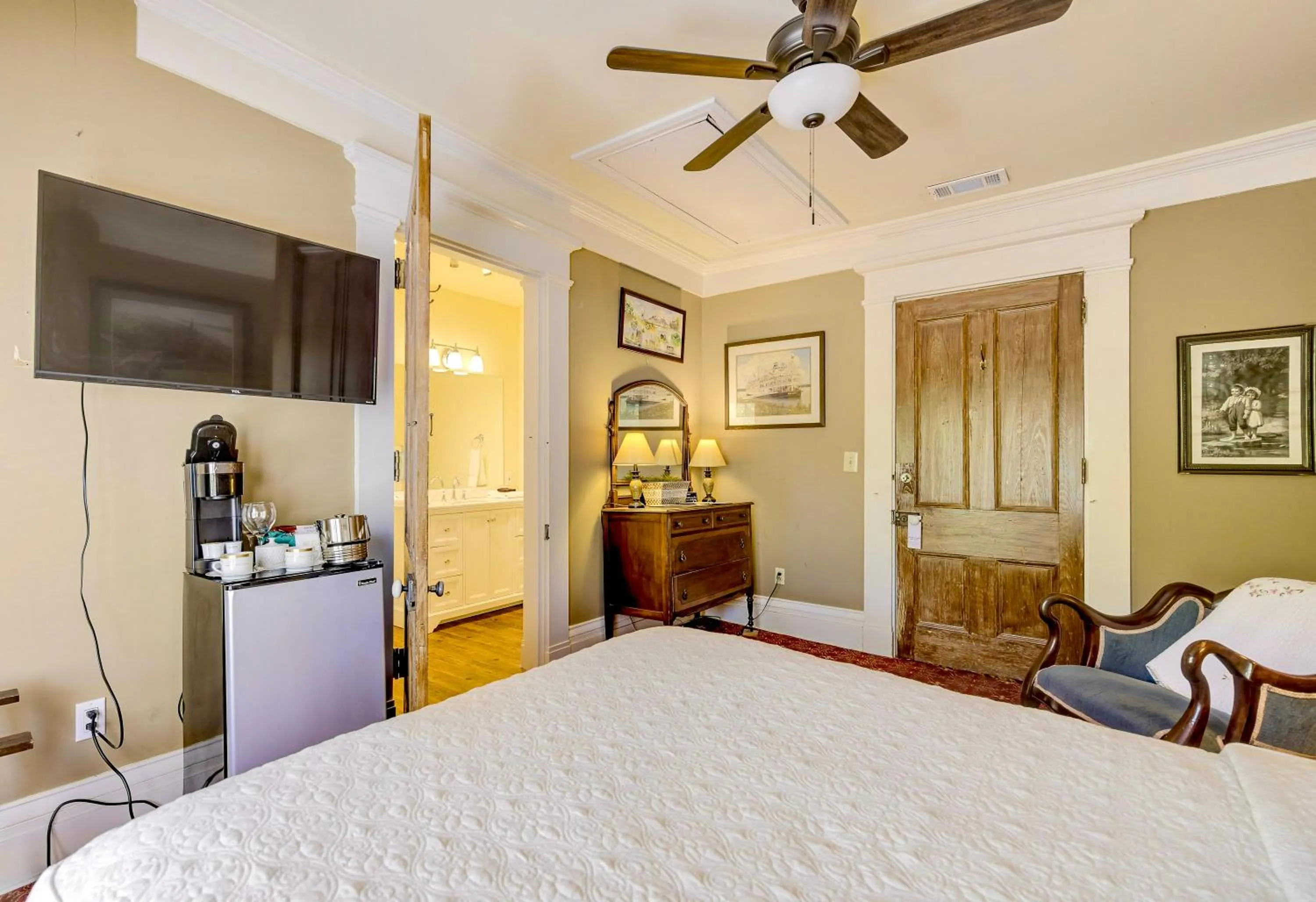 Bed in Anchuca Historic Mansion & Inn