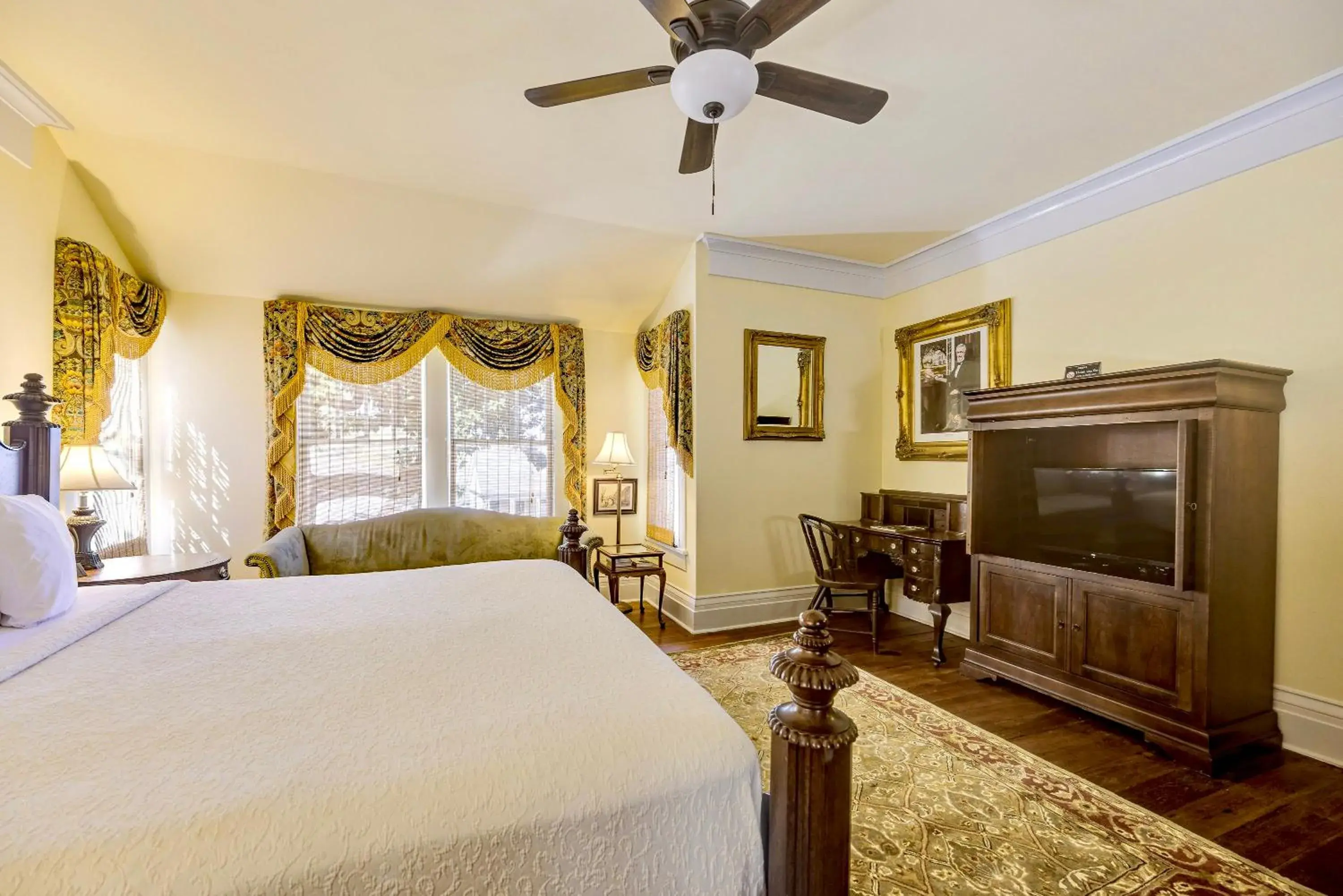 King Room with Pool View in Anchuca Historic Mansion & Inn King Room with Pool View in Anchuca Historic Mansion & Inn