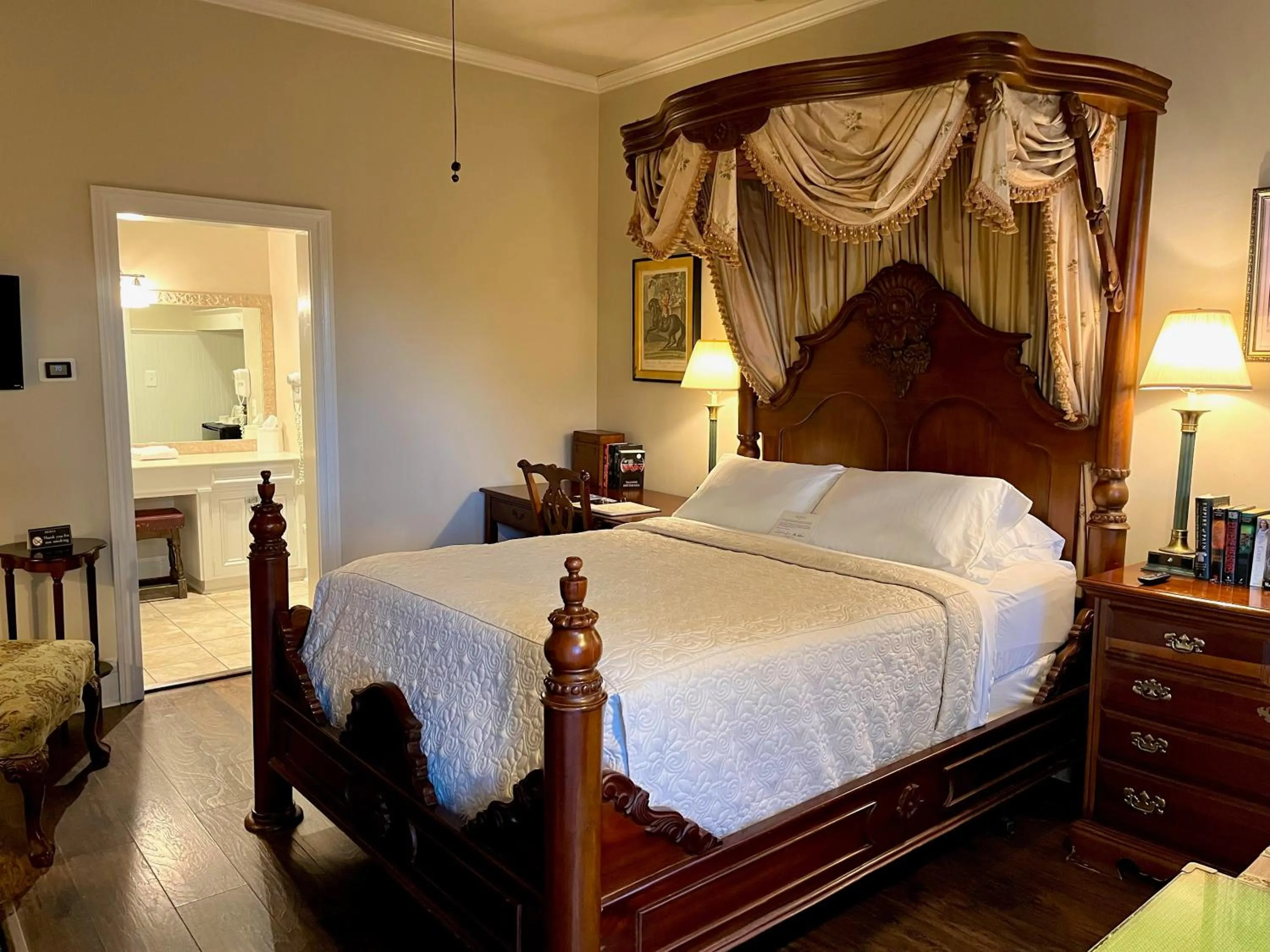 Bed in Anchuca Historic Mansion & Inn