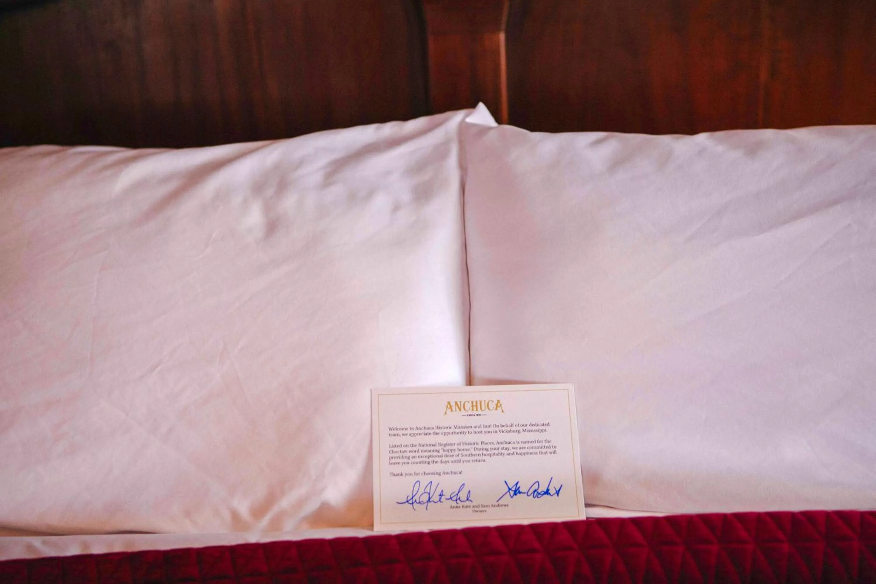 Bed in Anchuca Historic Mansion & Inn