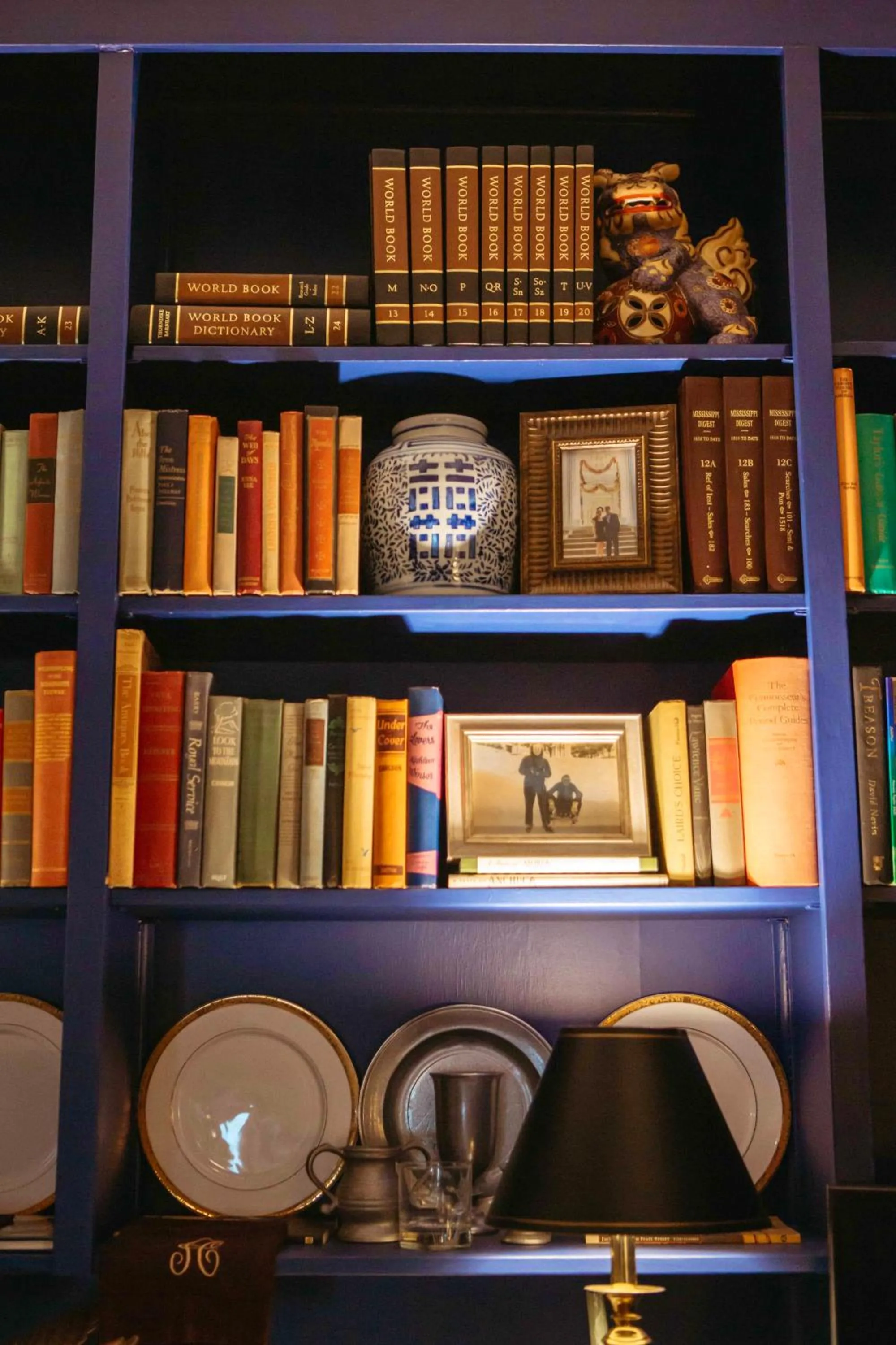 Library in Anchuca Historic Mansion & Inn