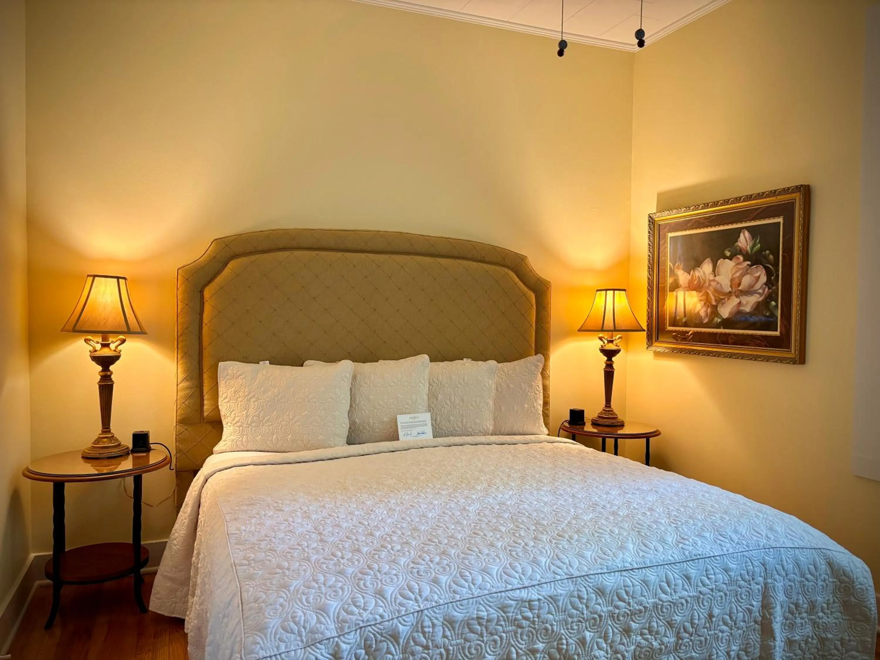 Bed in Anchuca Historic Mansion & Inn