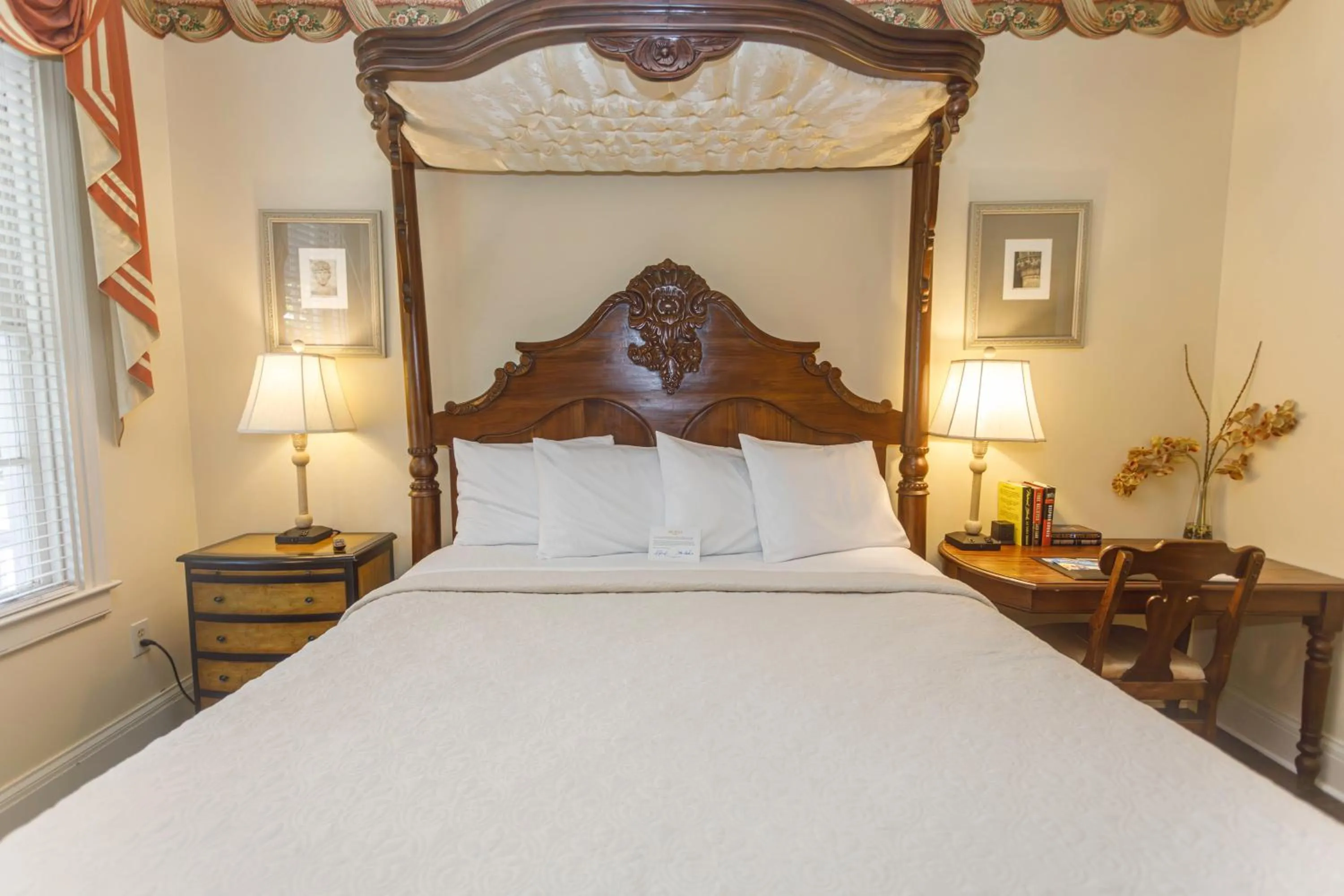 Bed in Anchuca Historic Mansion & Inn