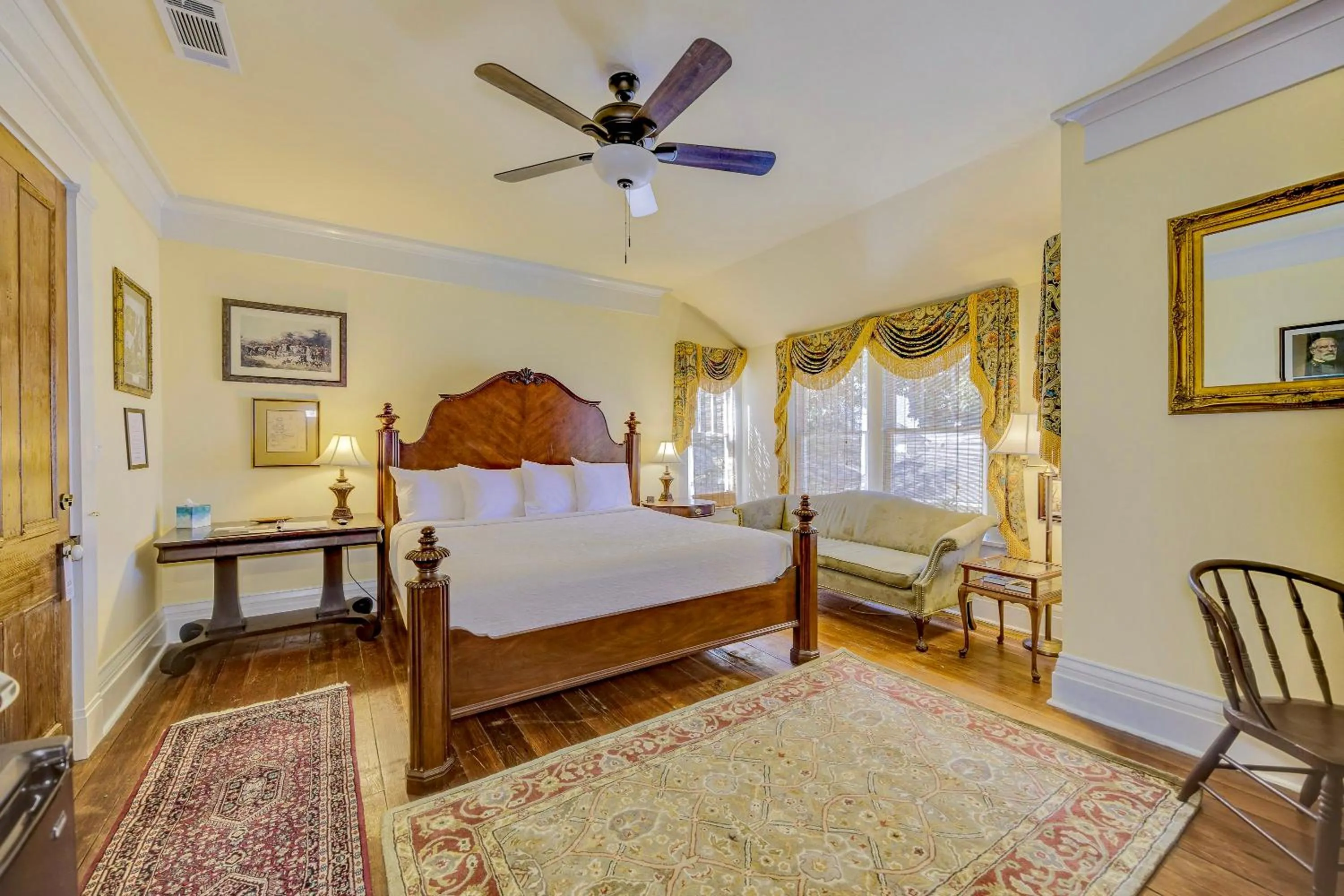 Bed in Anchuca Historic Mansion & Inn