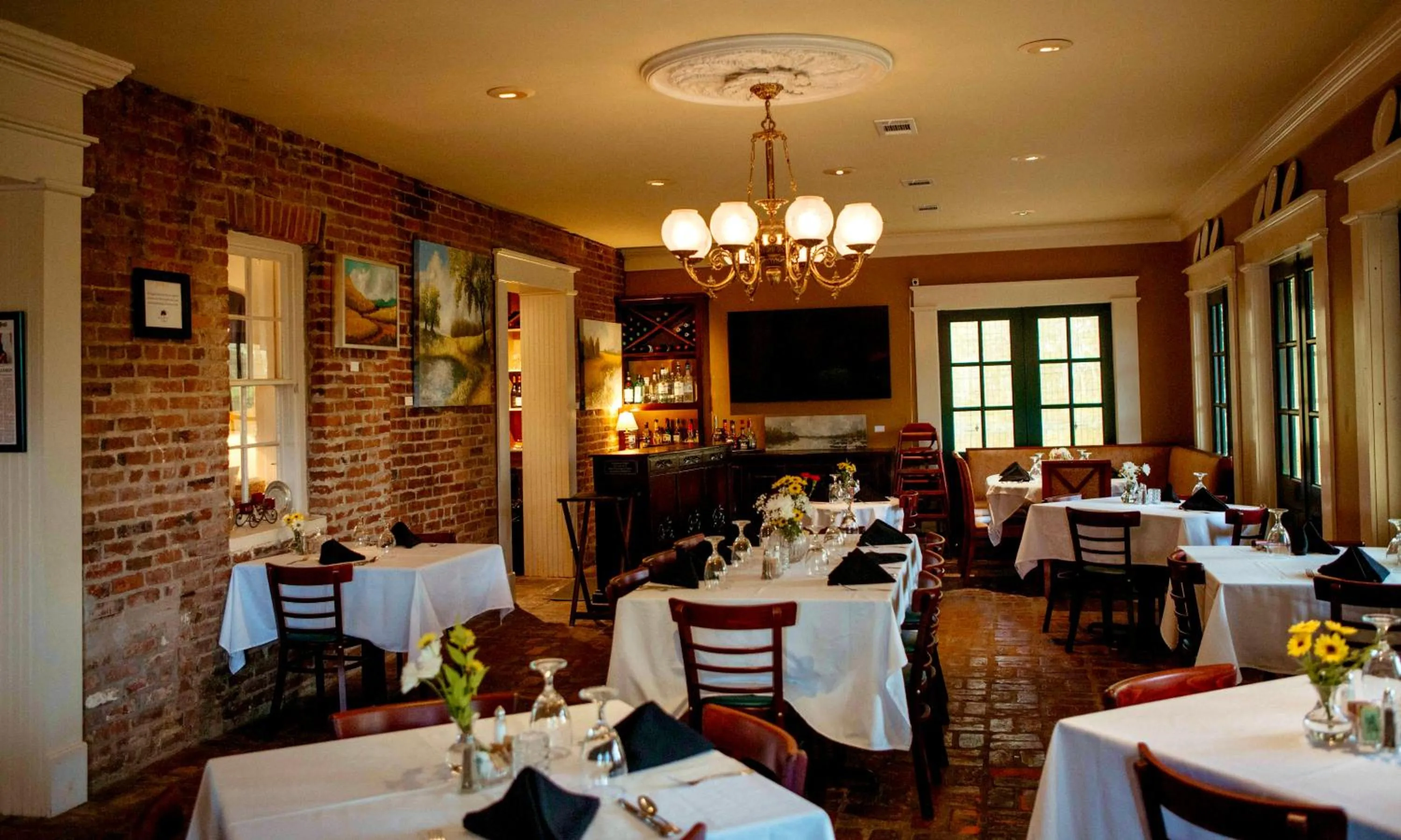 Restaurant/places to eat in Anchuca Historic Mansion & Inn
