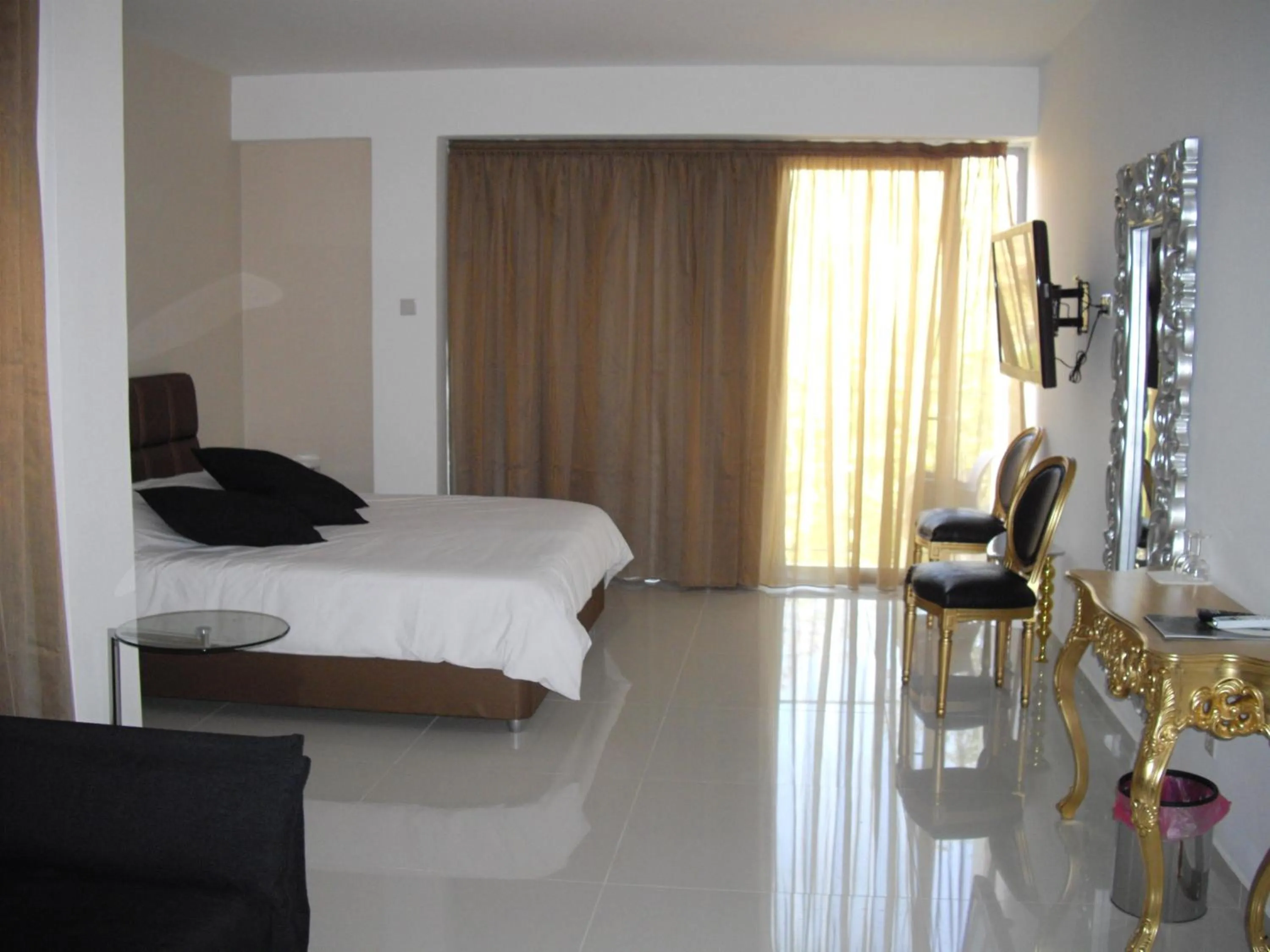 Bedroom, Bed in Crystal Hotel