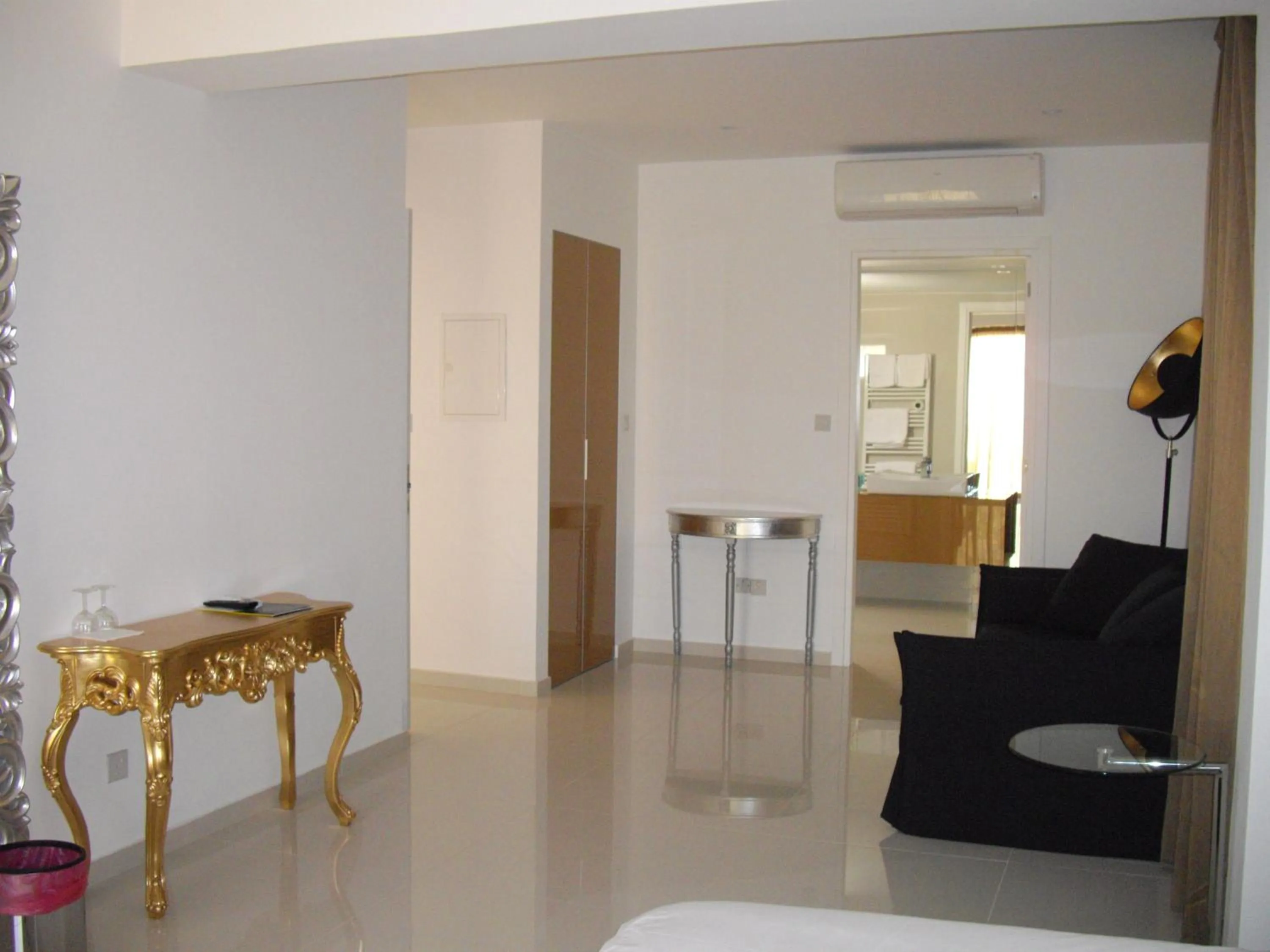 Photo of the whole room in Crystal Hotel