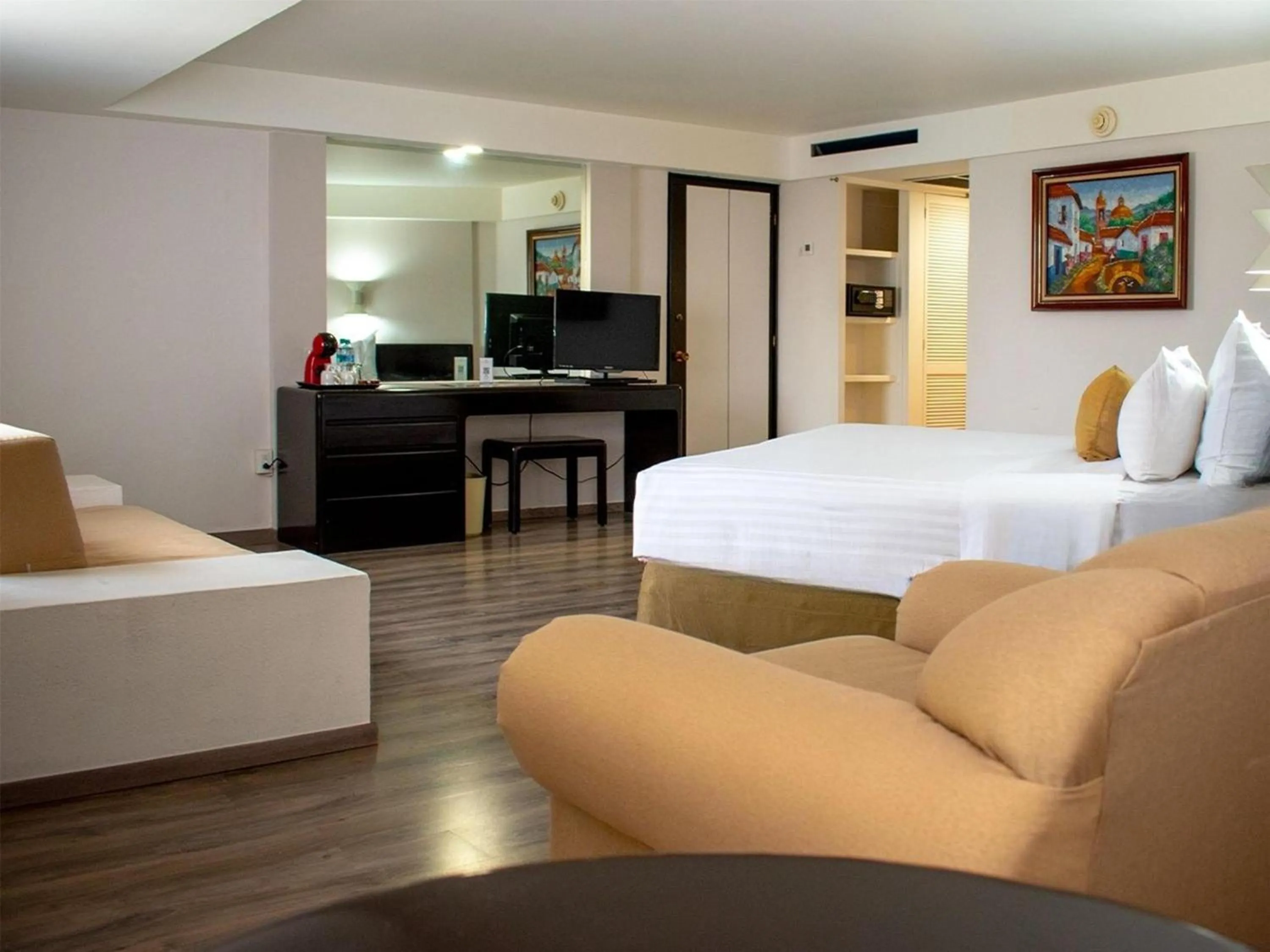Photo of the whole room, Bed in Grand Cantalagua Hotel Morelia, BW Signature Collection