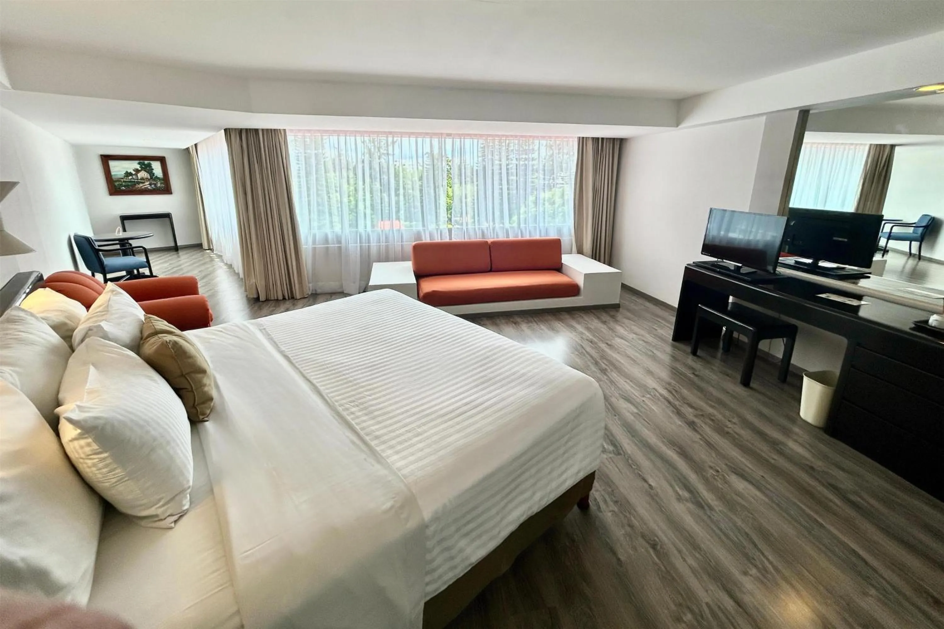 Photo of the whole room, Bed in Grand Cantalagua Hotel Morelia, BW Signature Collection