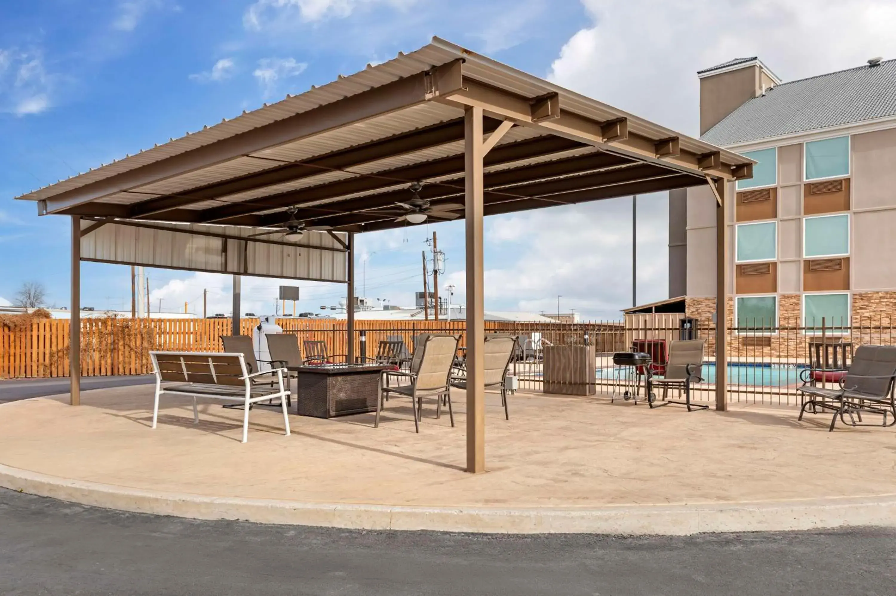 Property building in Best Western Plus Riata Property building in Best Western Plus Riata