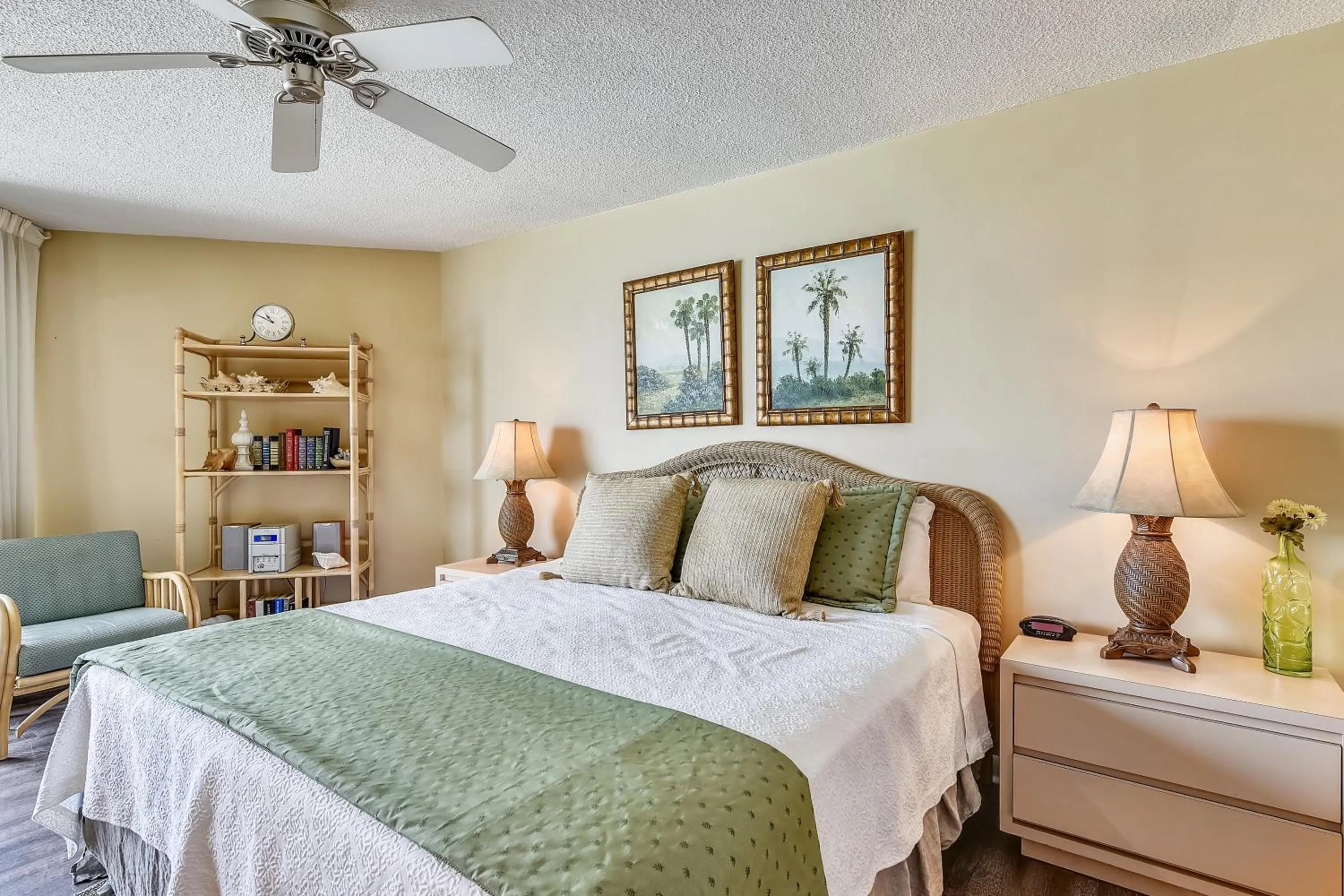 Bed in Summerhouse 710B by Book That Condo