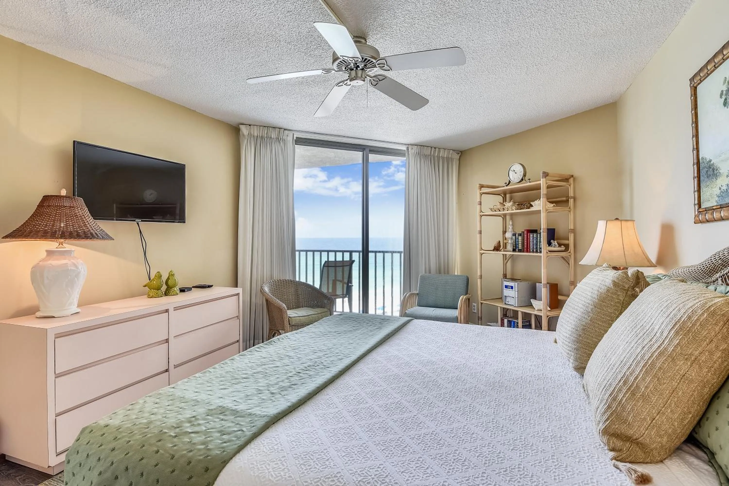 Bed in Summerhouse 710B by Book That Condo
