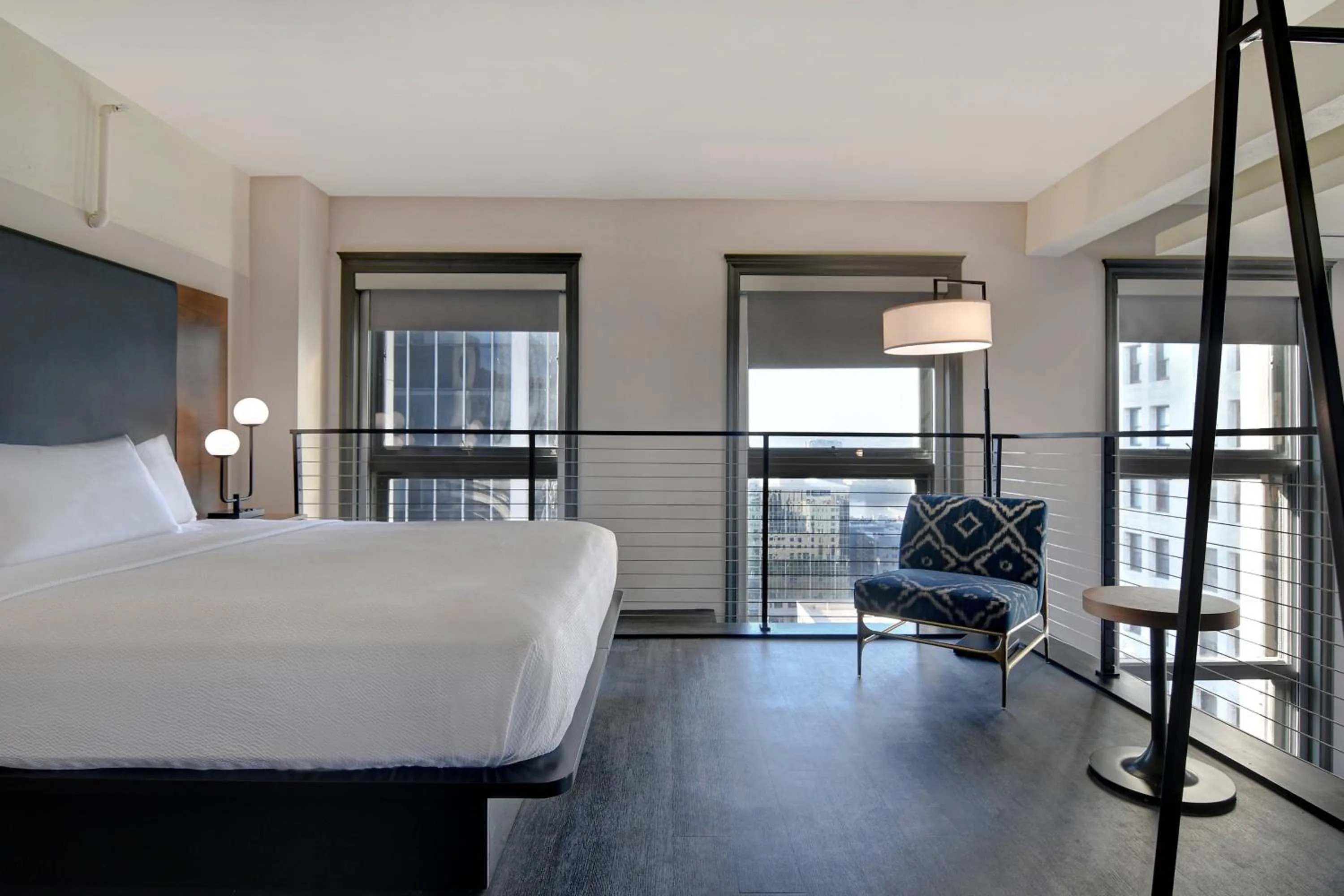 Photo of the whole room, Bed in Courtyard by Marriott Cincinnati Downtown