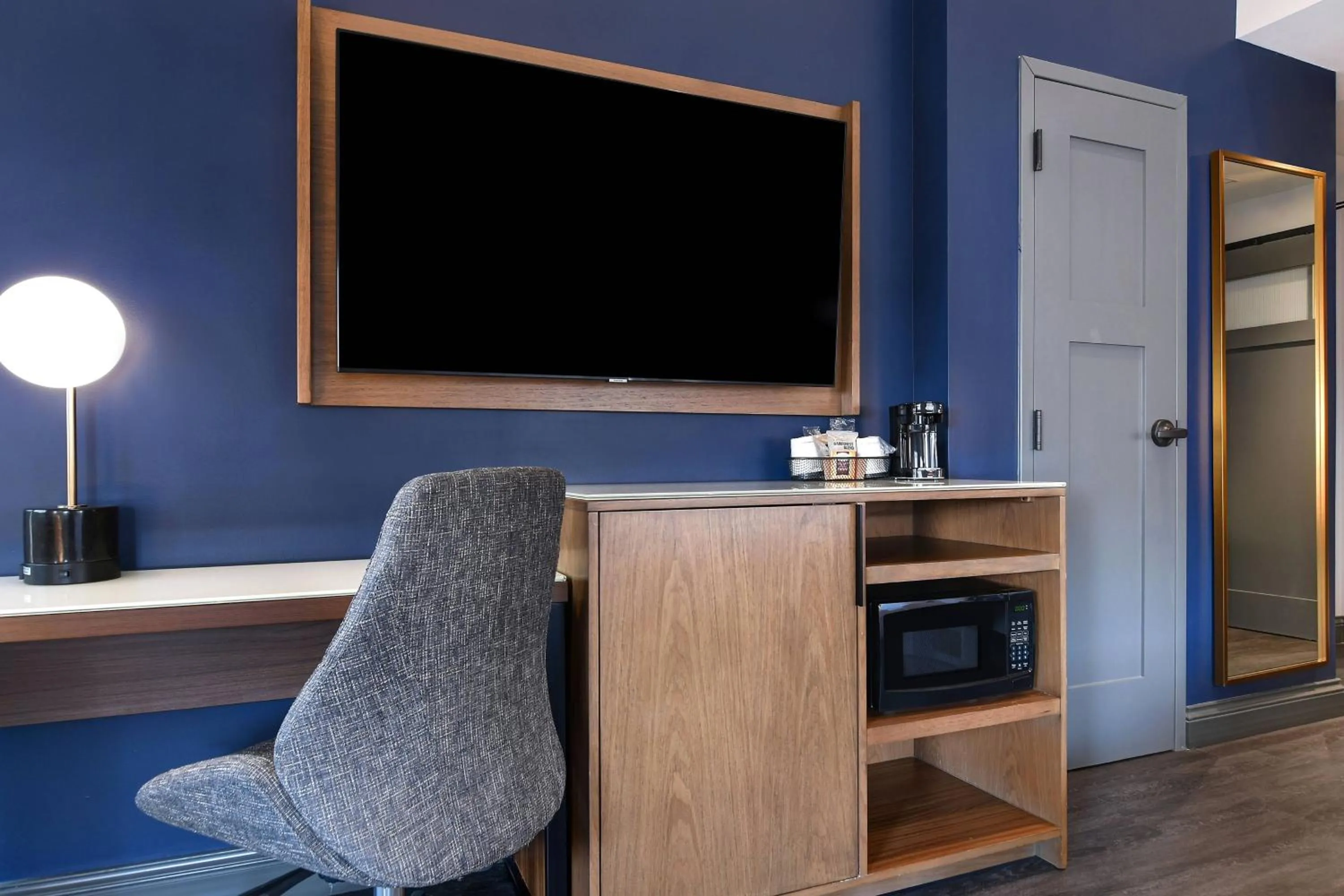 Photo of the whole room in Courtyard by Marriott Cincinnati Downtown