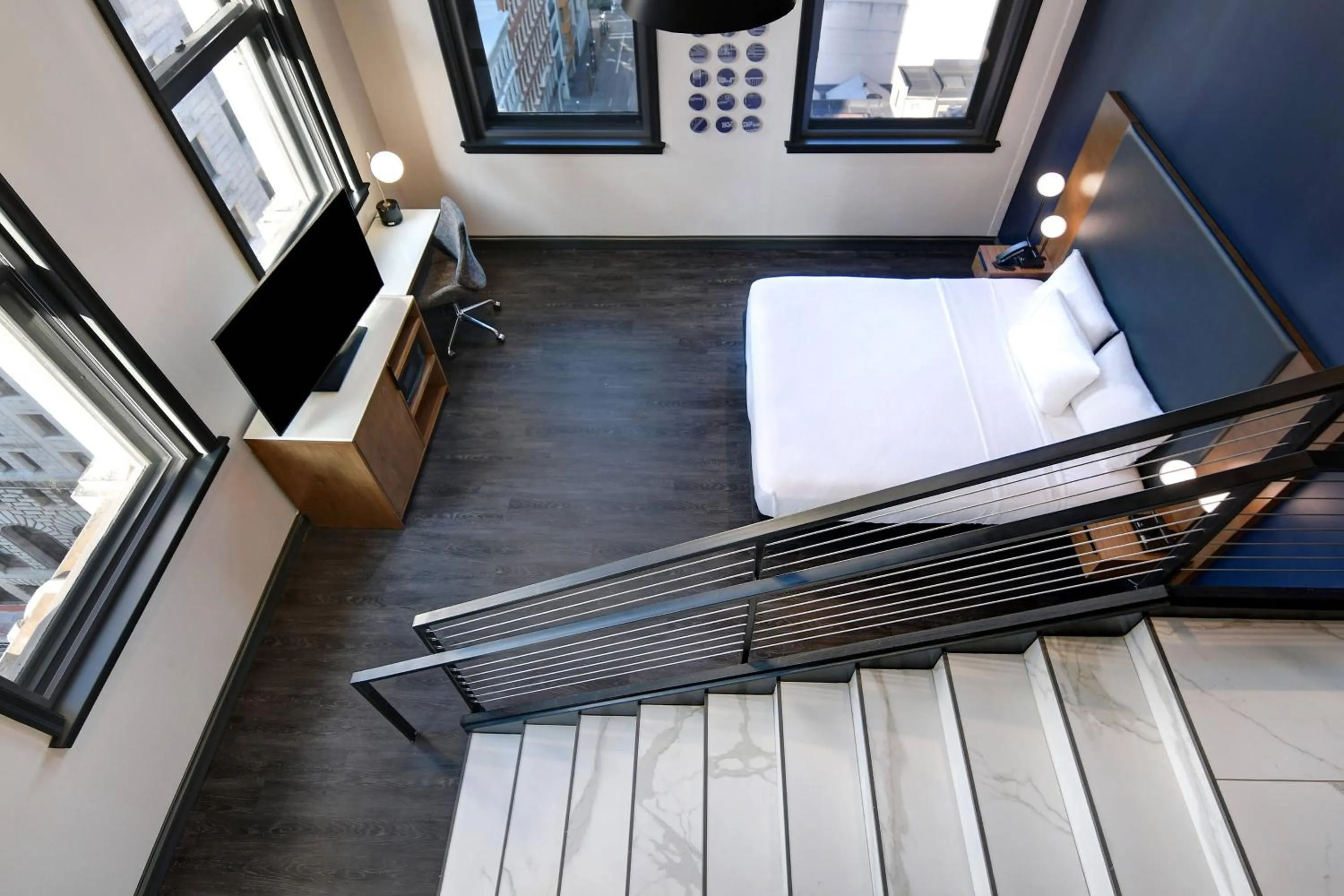 Photo of the whole room, Bed in Courtyard by Marriott Cincinnati Downtown