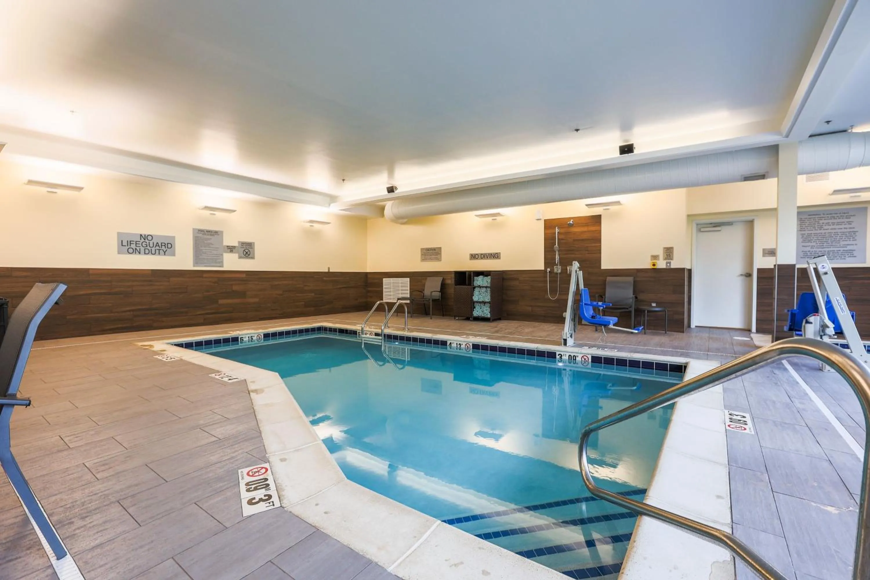 Swimming pool in Fairfield Inn & Suites Marquette