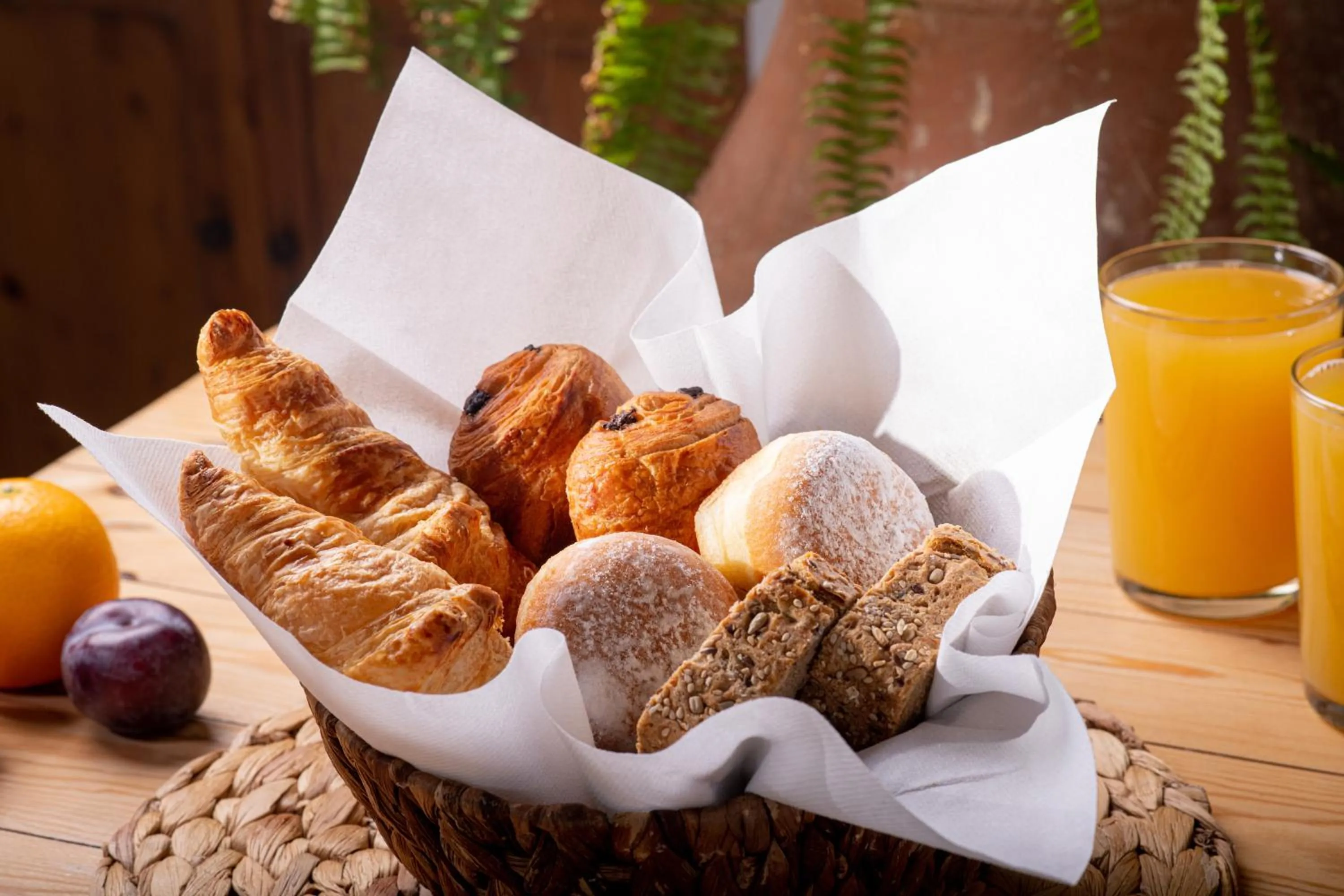 Restaurant/places to eat in Elèa Concept Hotel & Suites