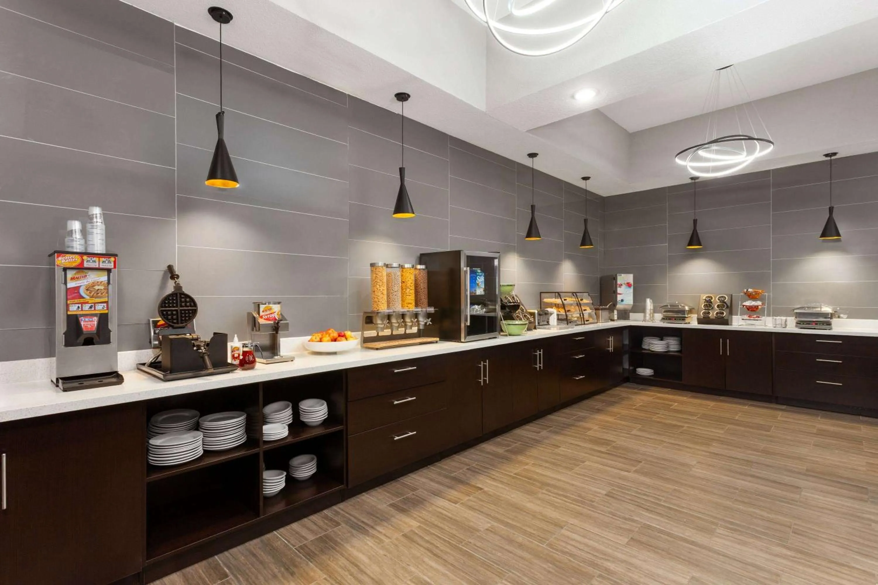 Breakfast in La Quinta Inn & Suites by Wyndham Coralville Iowa City