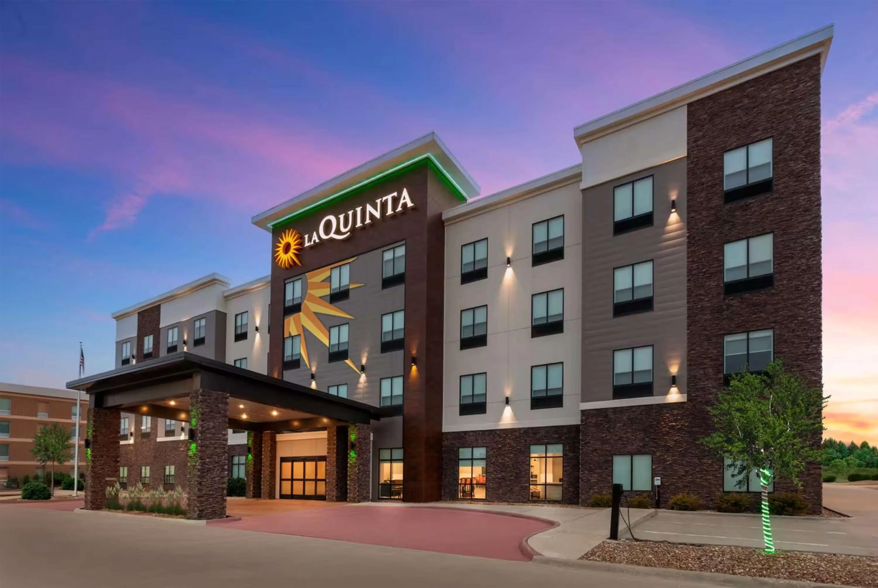 Property building in La Quinta Inn & Suites by Wyndham Coralville Iowa City