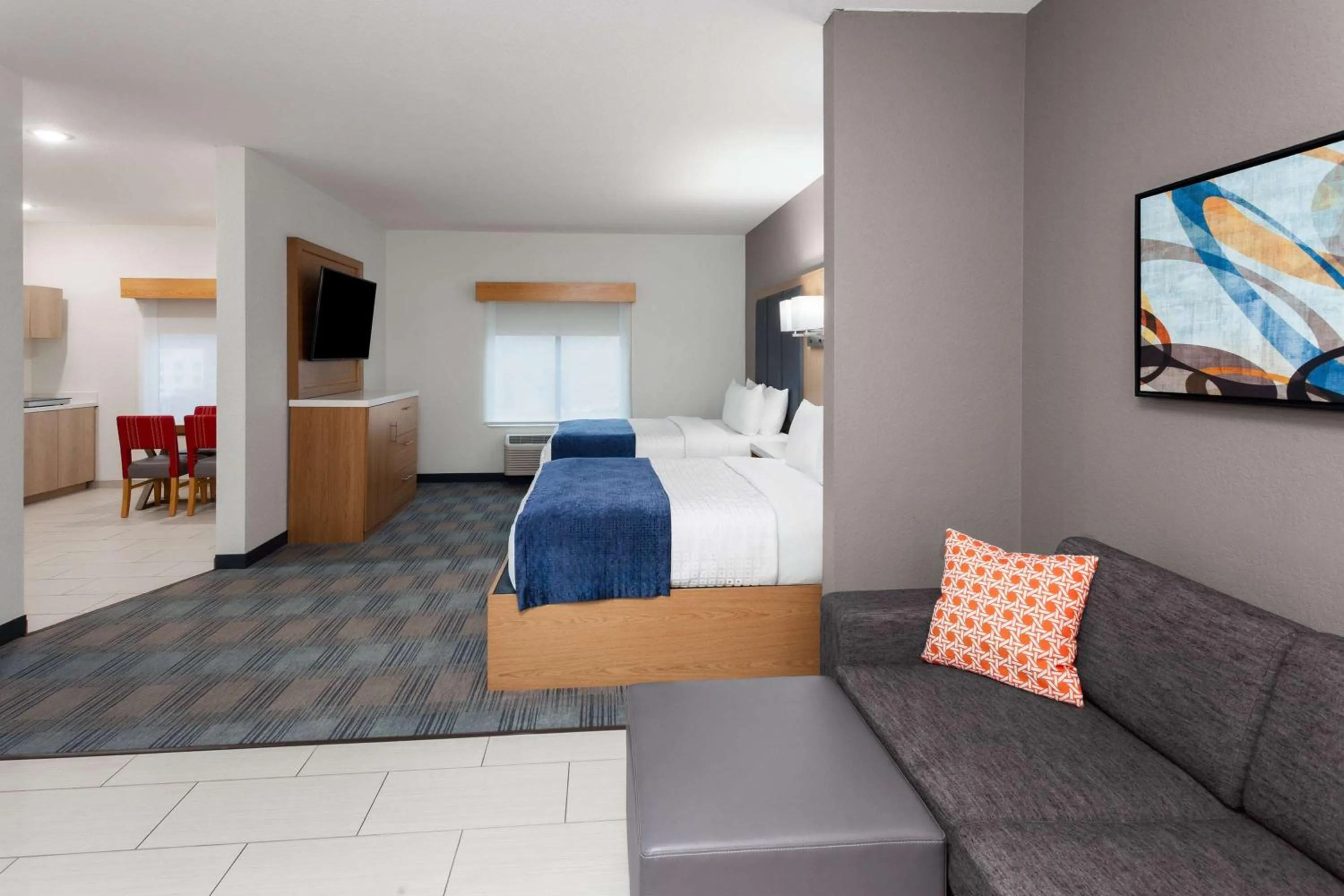 Photo of the whole room, Bed in La Quinta Inn & Suites by Wyndham Coralville Iowa City