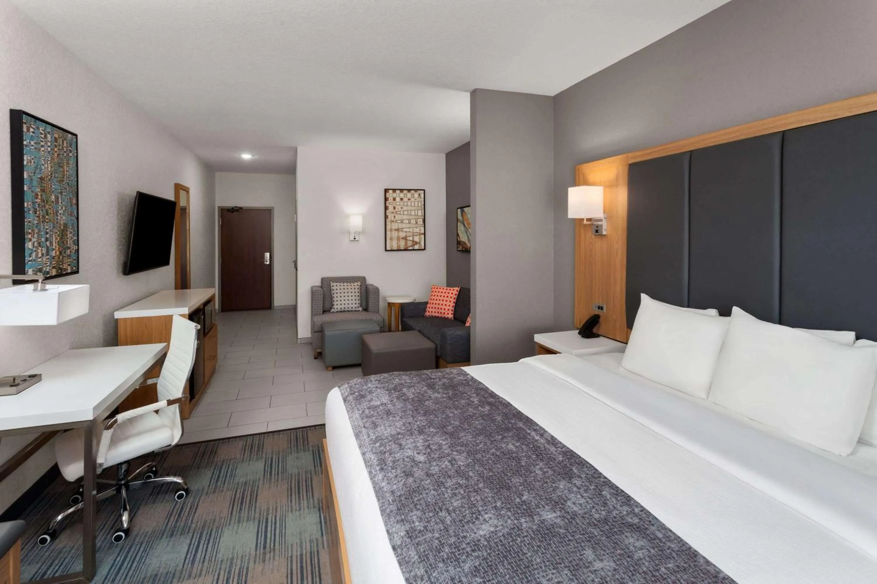 Photo of the whole room, Bed in La Quinta Inn & Suites by Wyndham Coralville Iowa City