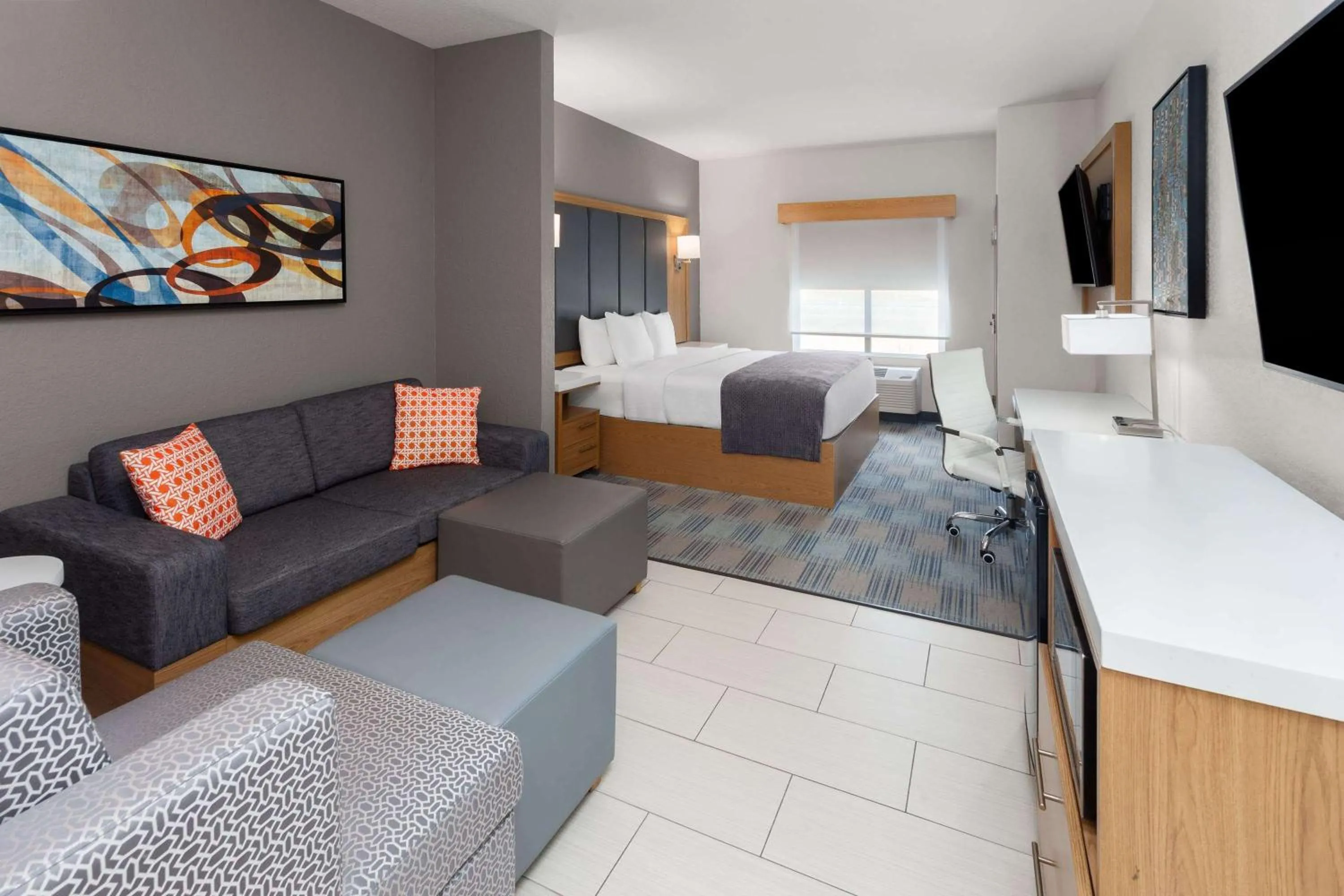 Photo of the whole room, Bed in La Quinta Inn & Suites by Wyndham Coralville Iowa City