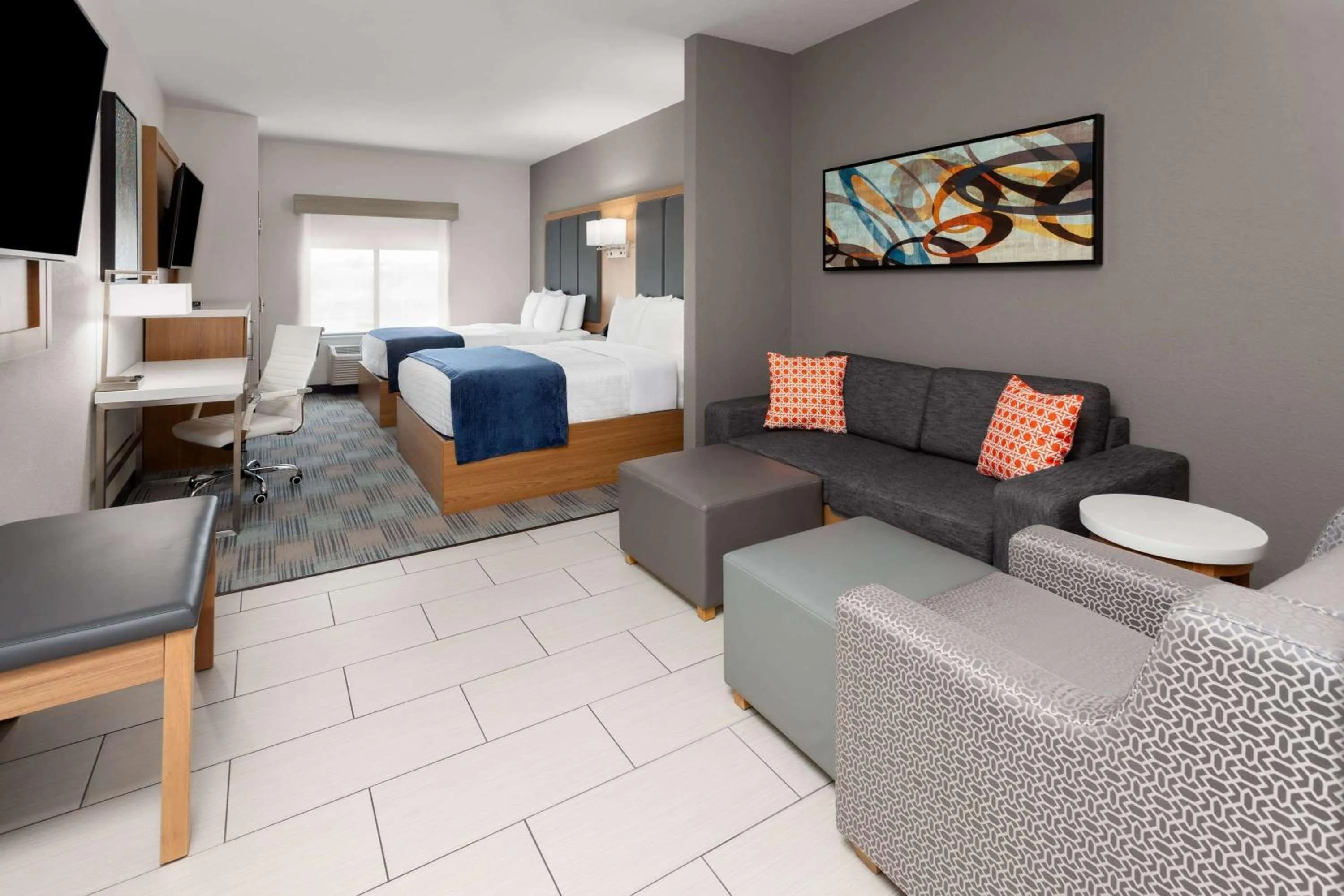 Photo of the whole room, Bed in La Quinta Inn & Suites by Wyndham Coralville Iowa City