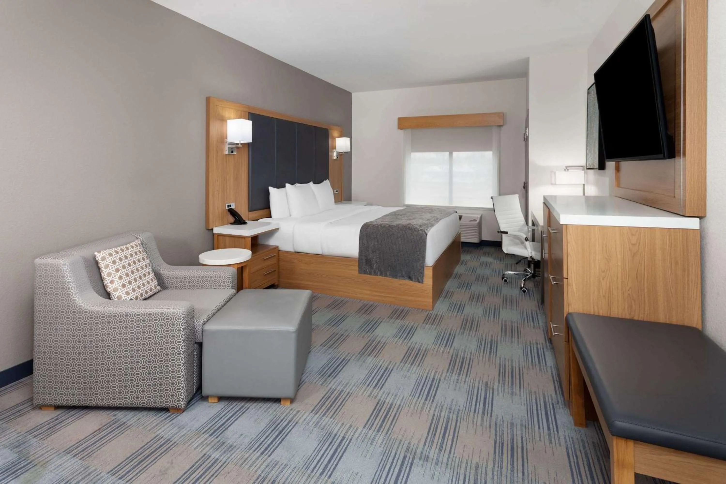 Photo of the whole room, Bed in La Quinta Inn & Suites by Wyndham Coralville Iowa City