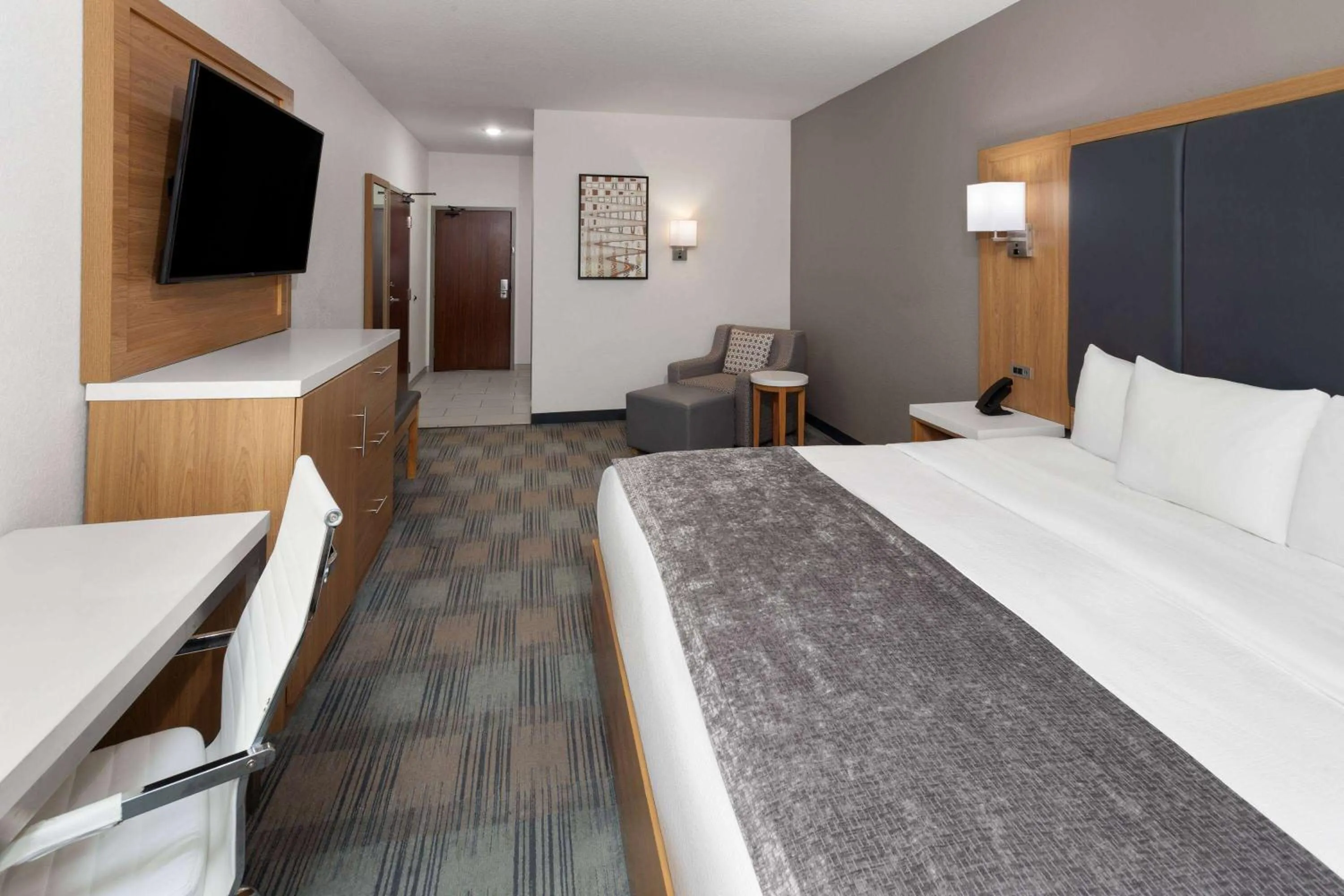 Photo of the whole room, Bed in La Quinta Inn & Suites by Wyndham Coralville Iowa City