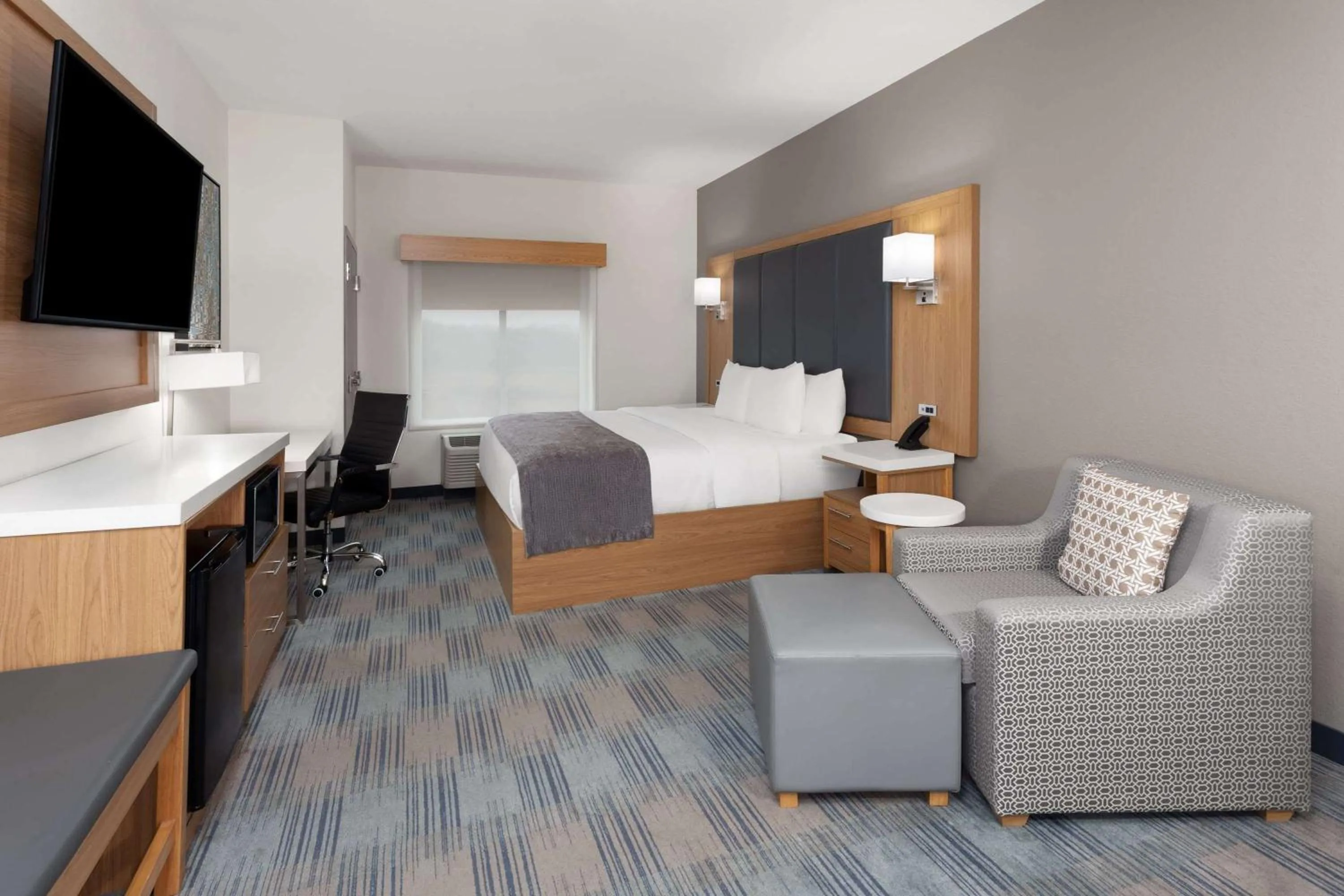 Photo of the whole room, Bed in La Quinta Inn & Suites by Wyndham Coralville Iowa City