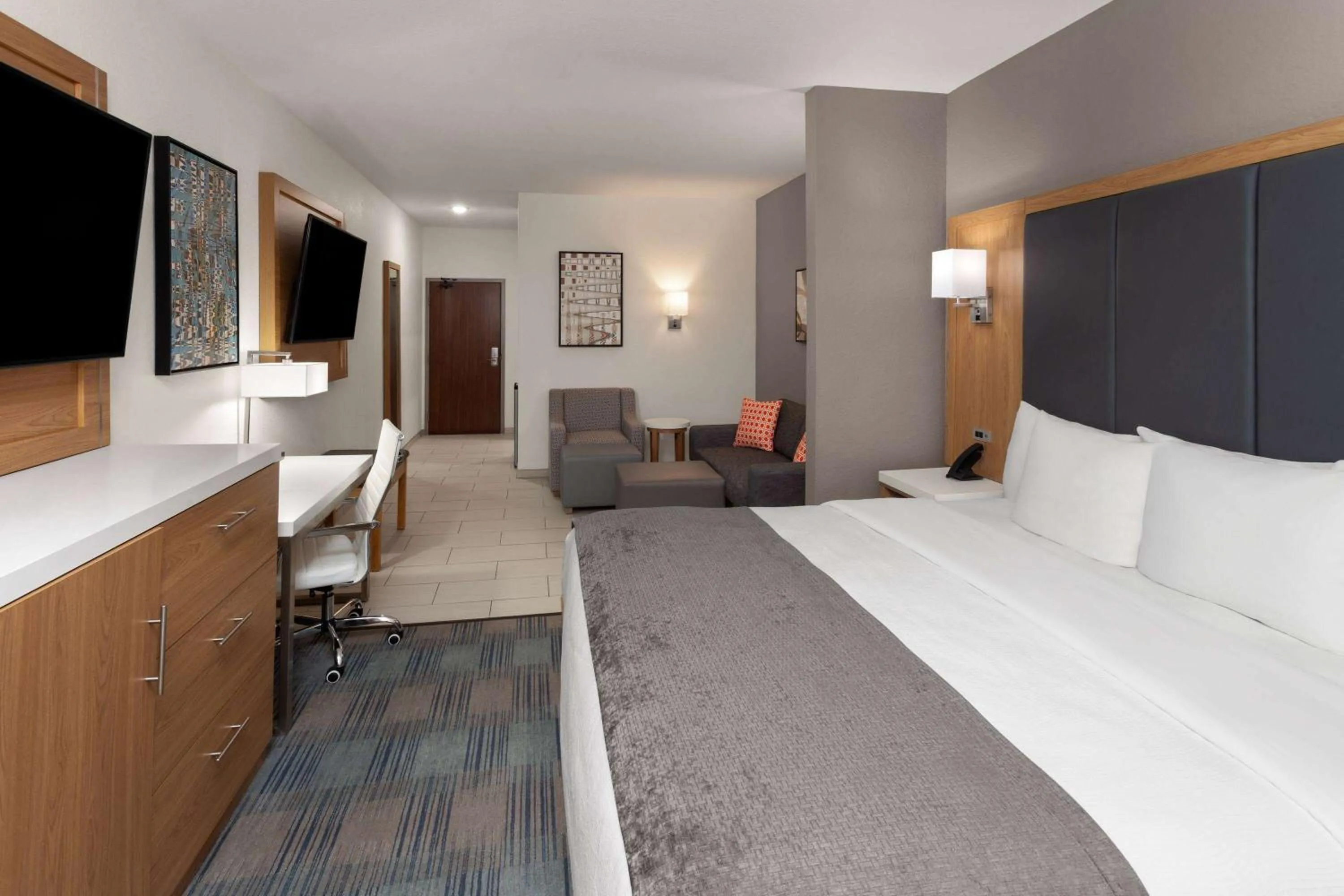 Photo of the whole room, Bed in La Quinta Inn & Suites by Wyndham Coralville Iowa City