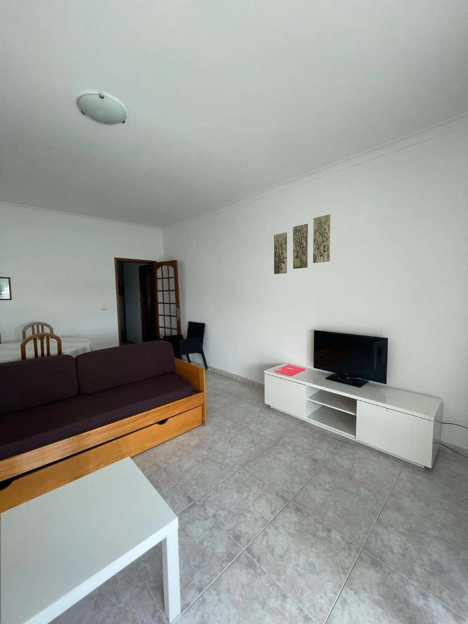 Communal lounge/ TV room in cantinho do mar