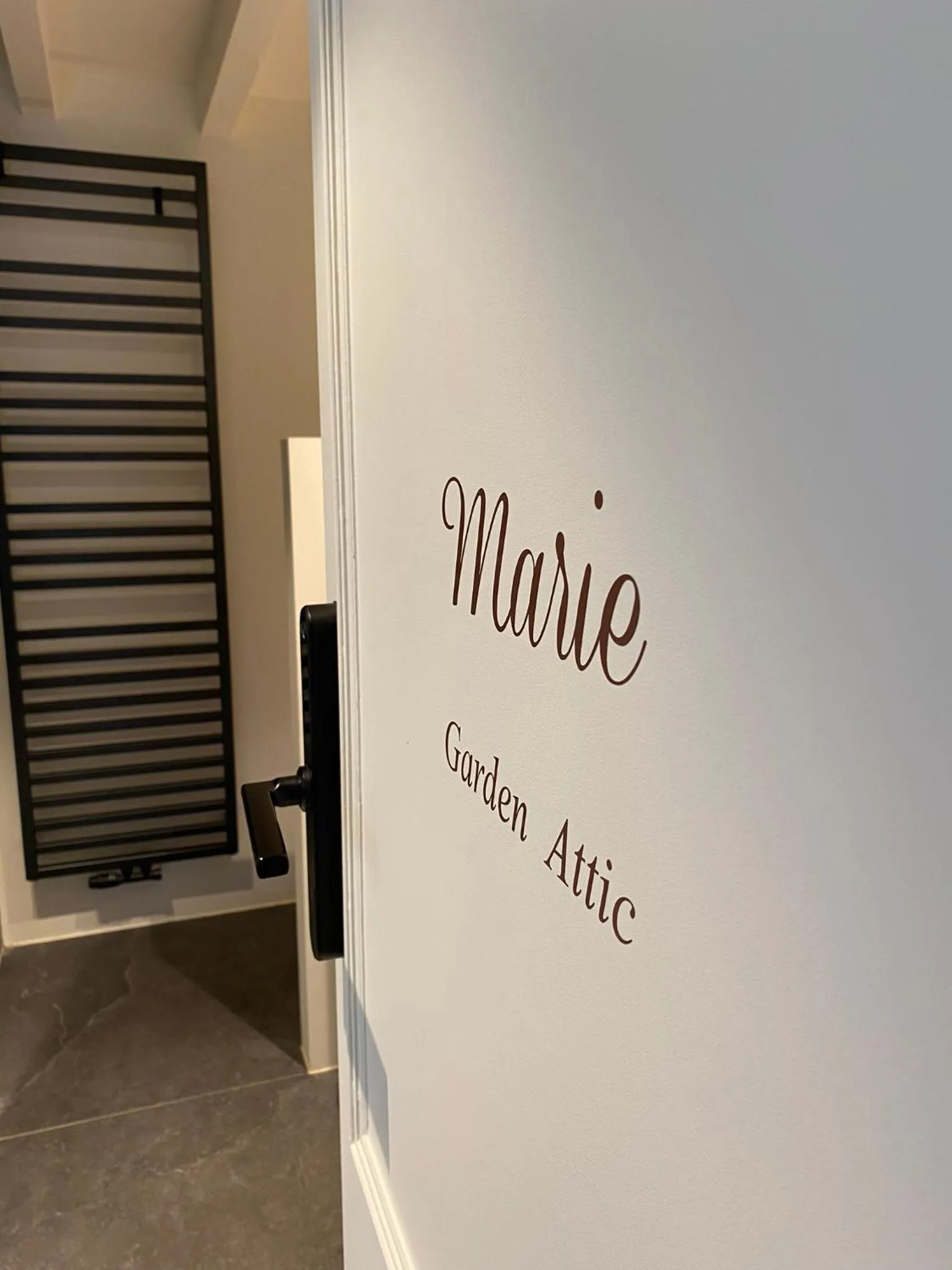 Logo/Certificate/Sign in B&B Anna9