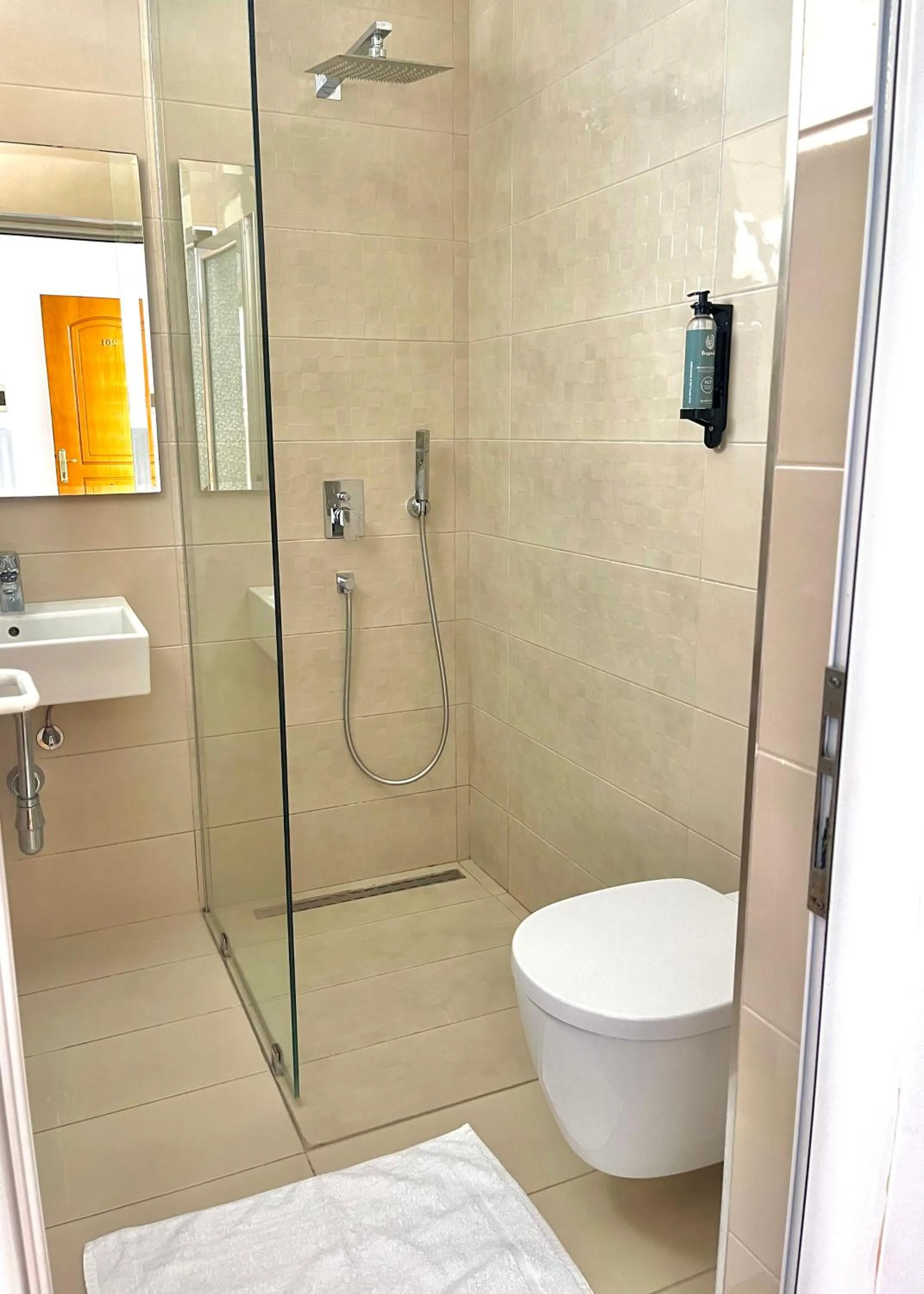 Shower in Hotel Aulona