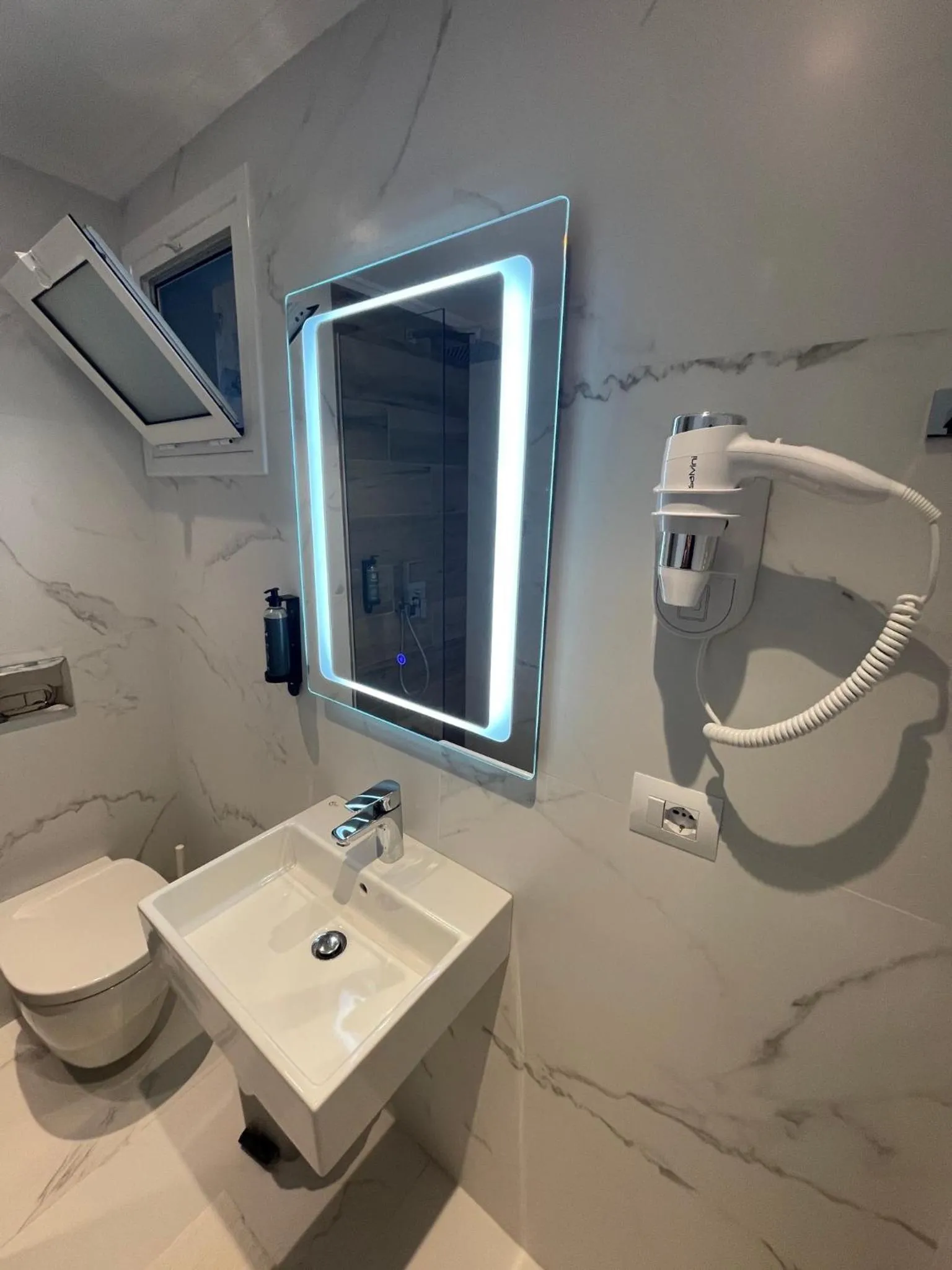Toilet in Hotel Aulona