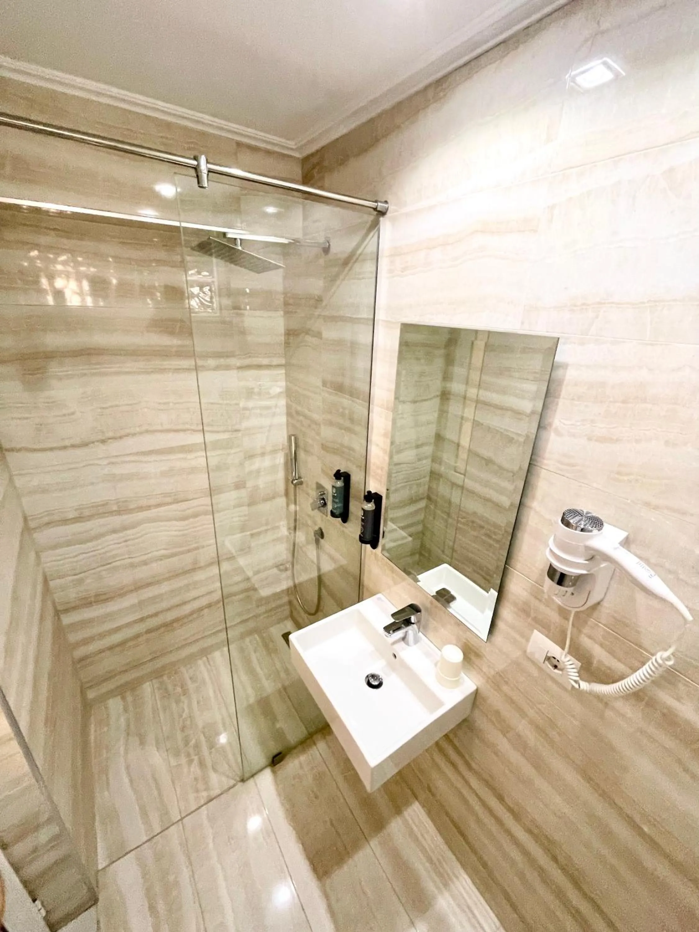 Shower in Hotel Aulona