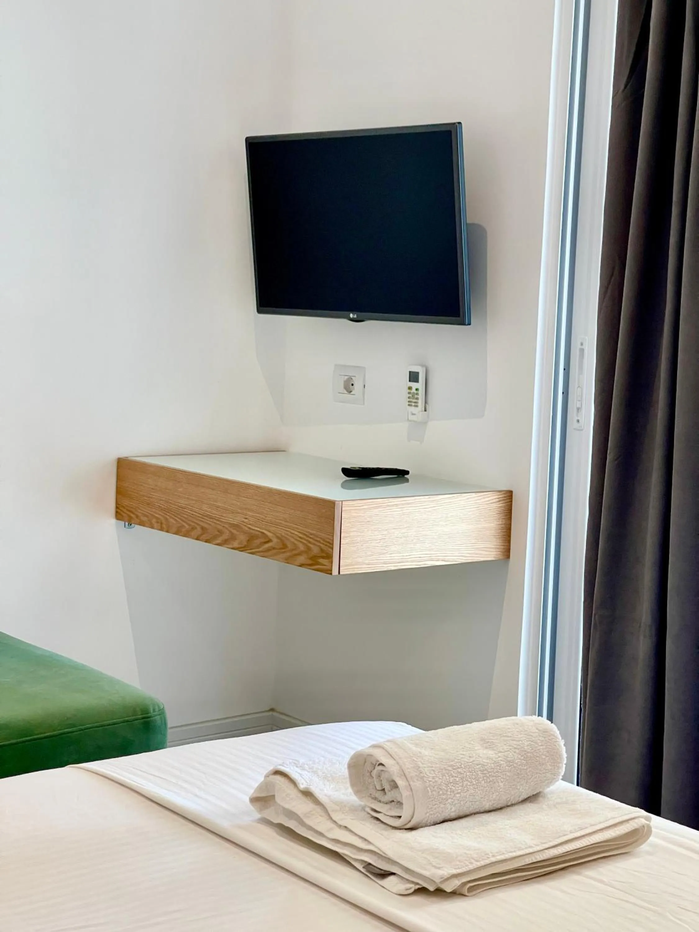 Bed in Hotel Aulona