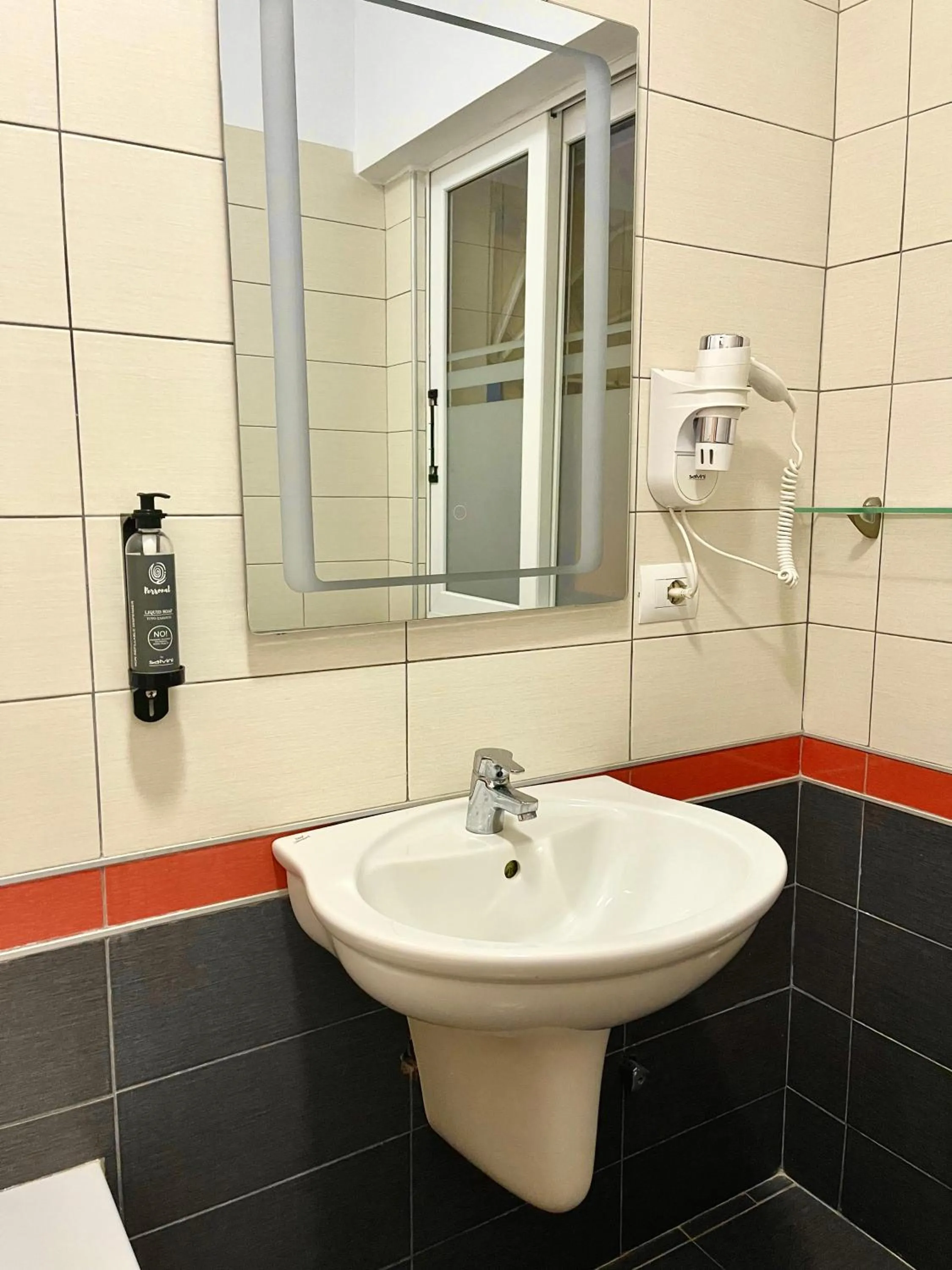 Bathroom in Hotel Aulona