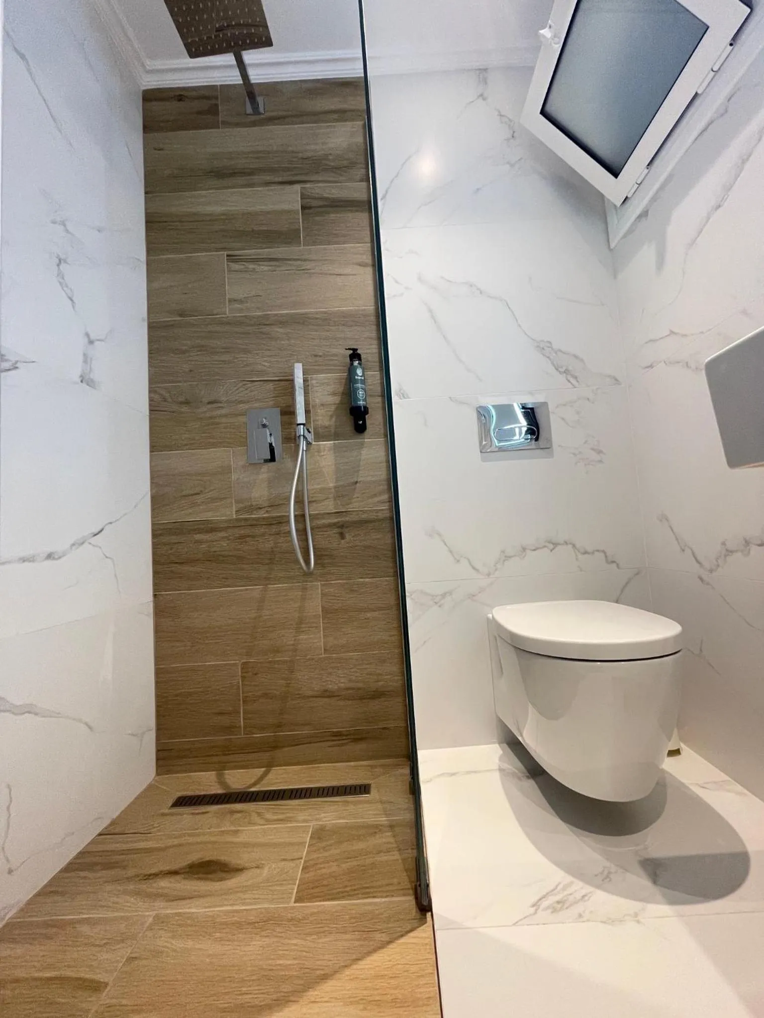 Shower in Hotel Aulona