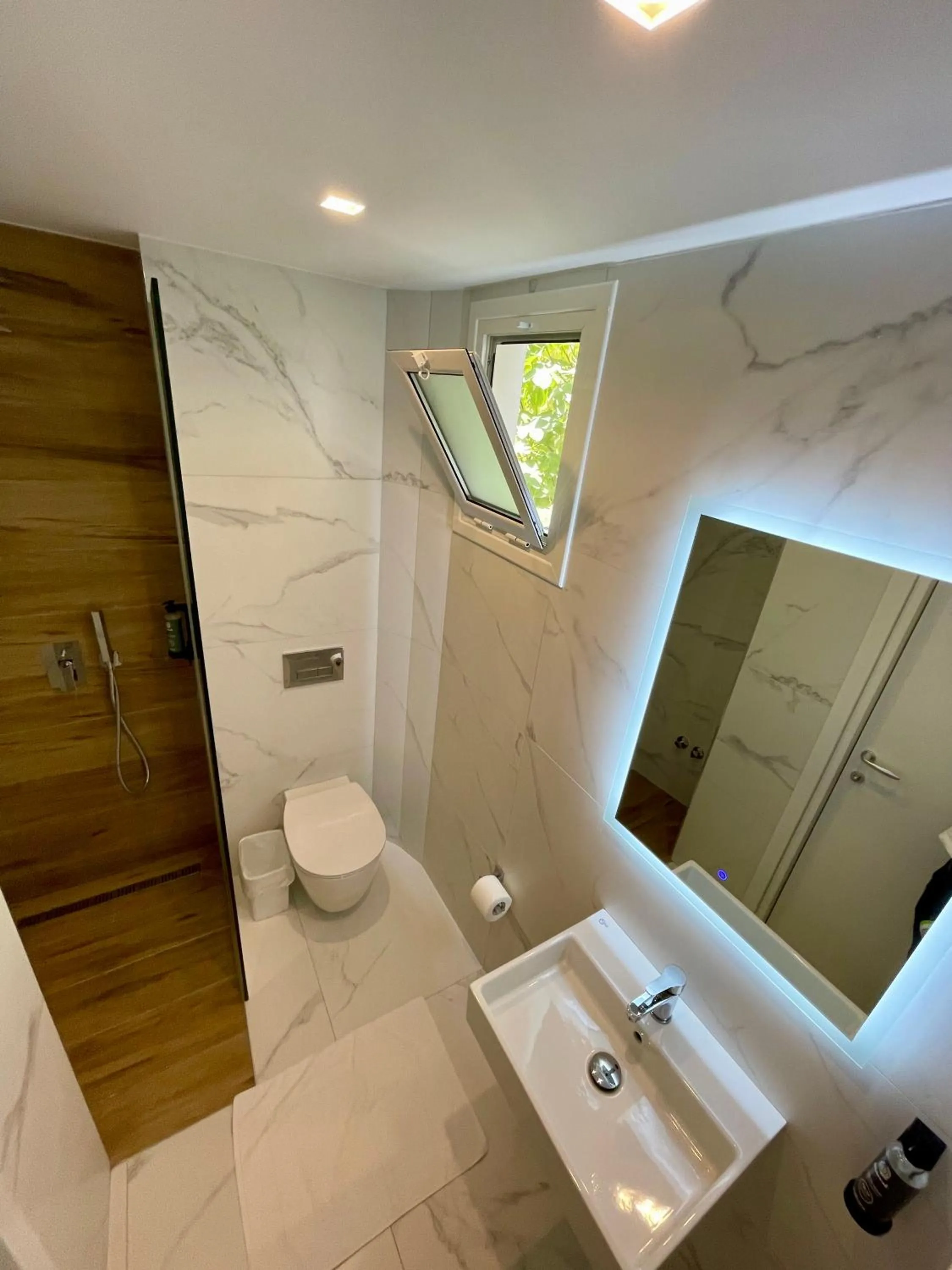 Shower in Hotel Aulona