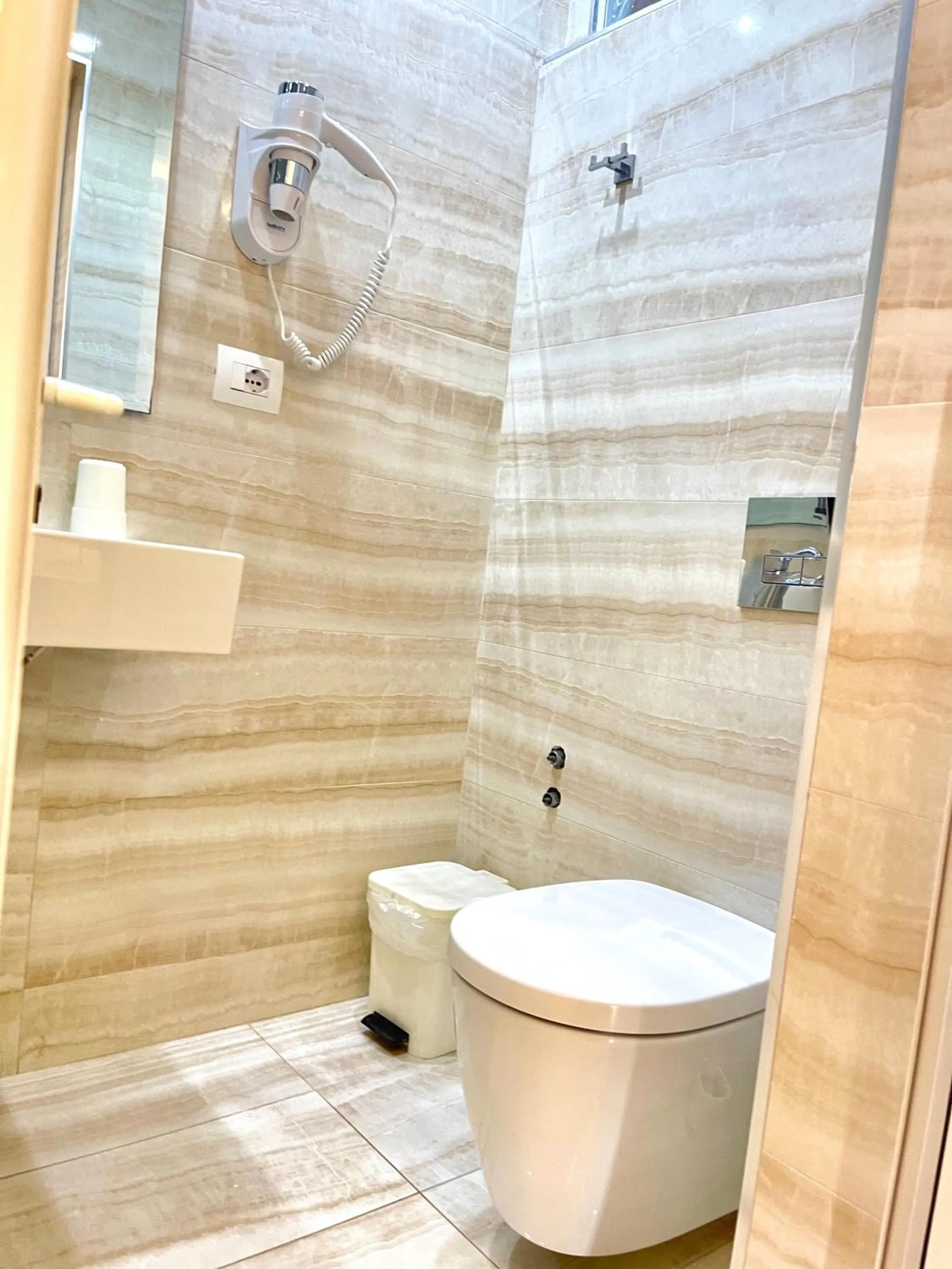 Toilet in Hotel Aulona