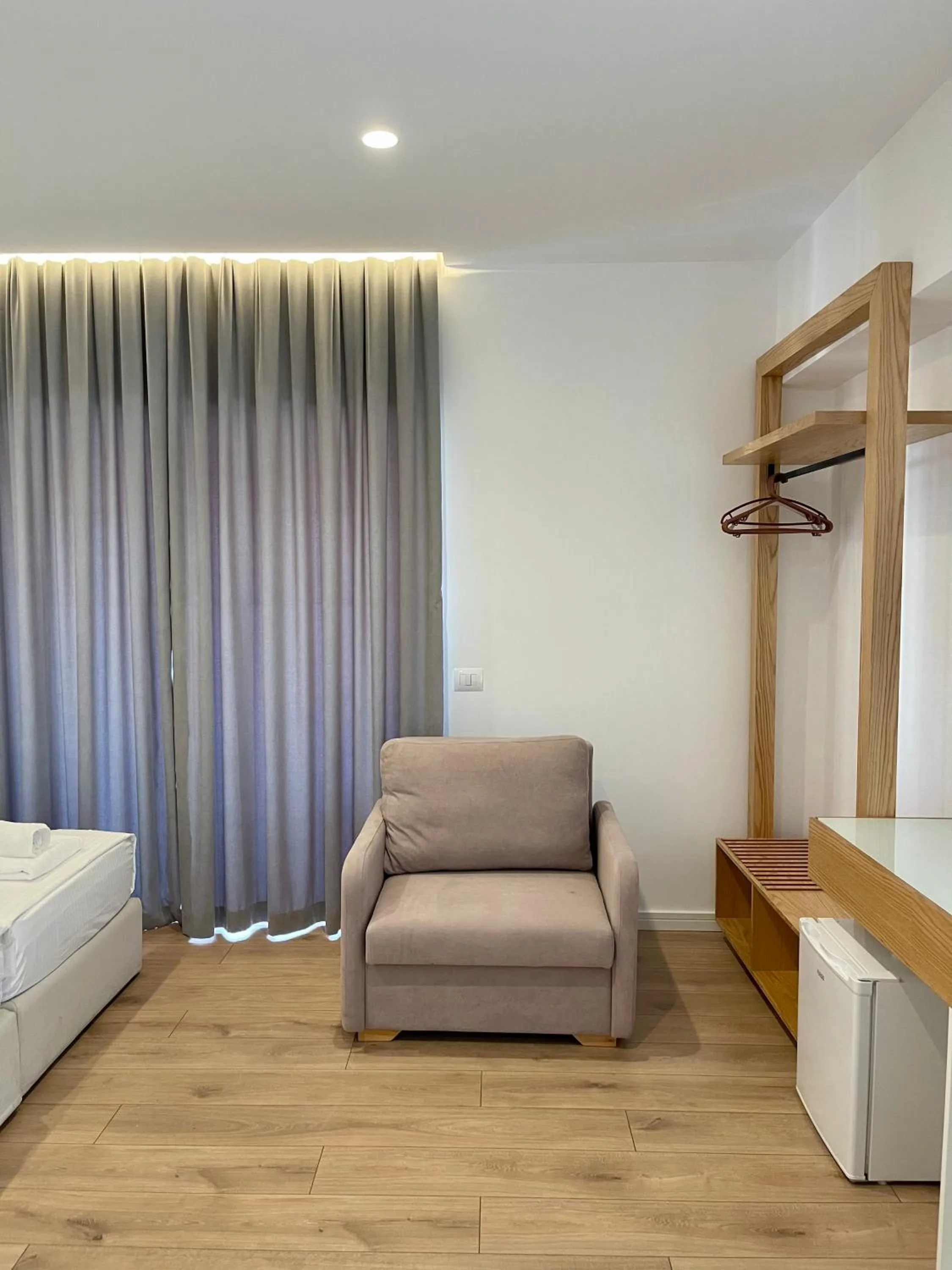 Seating area, Bed in Hotel Aulona
