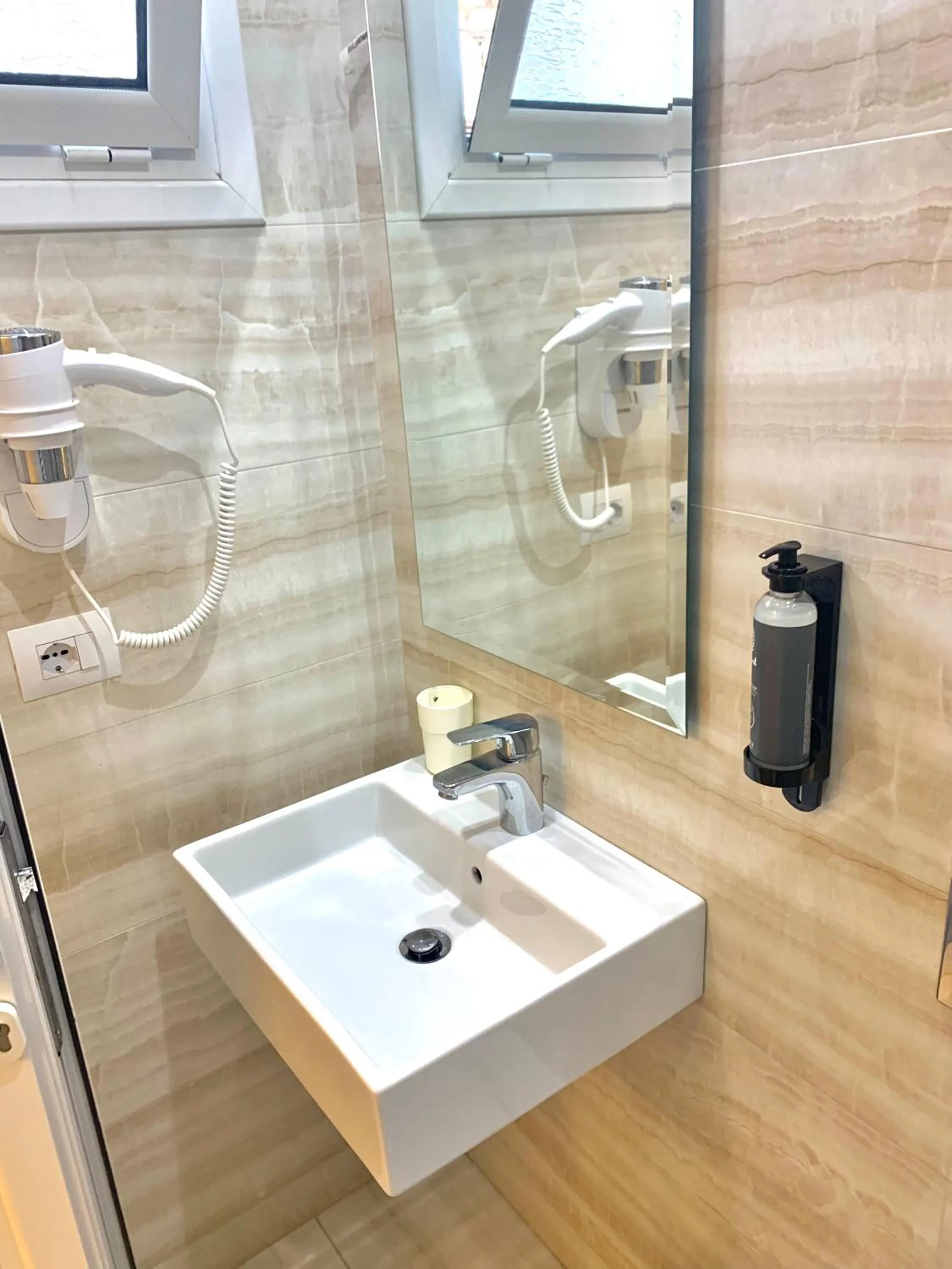 Bathroom in Hotel Aulona
