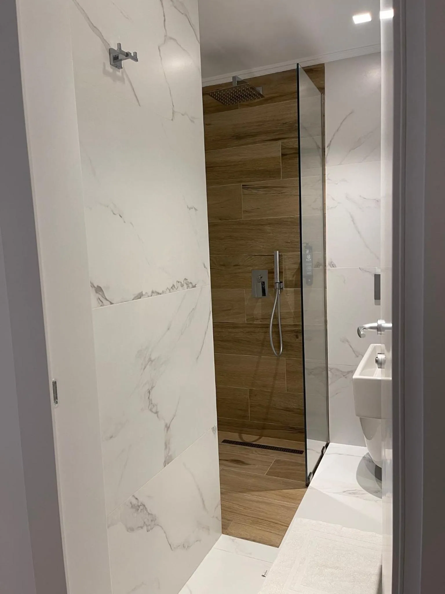 Shower in Hotel Aulona