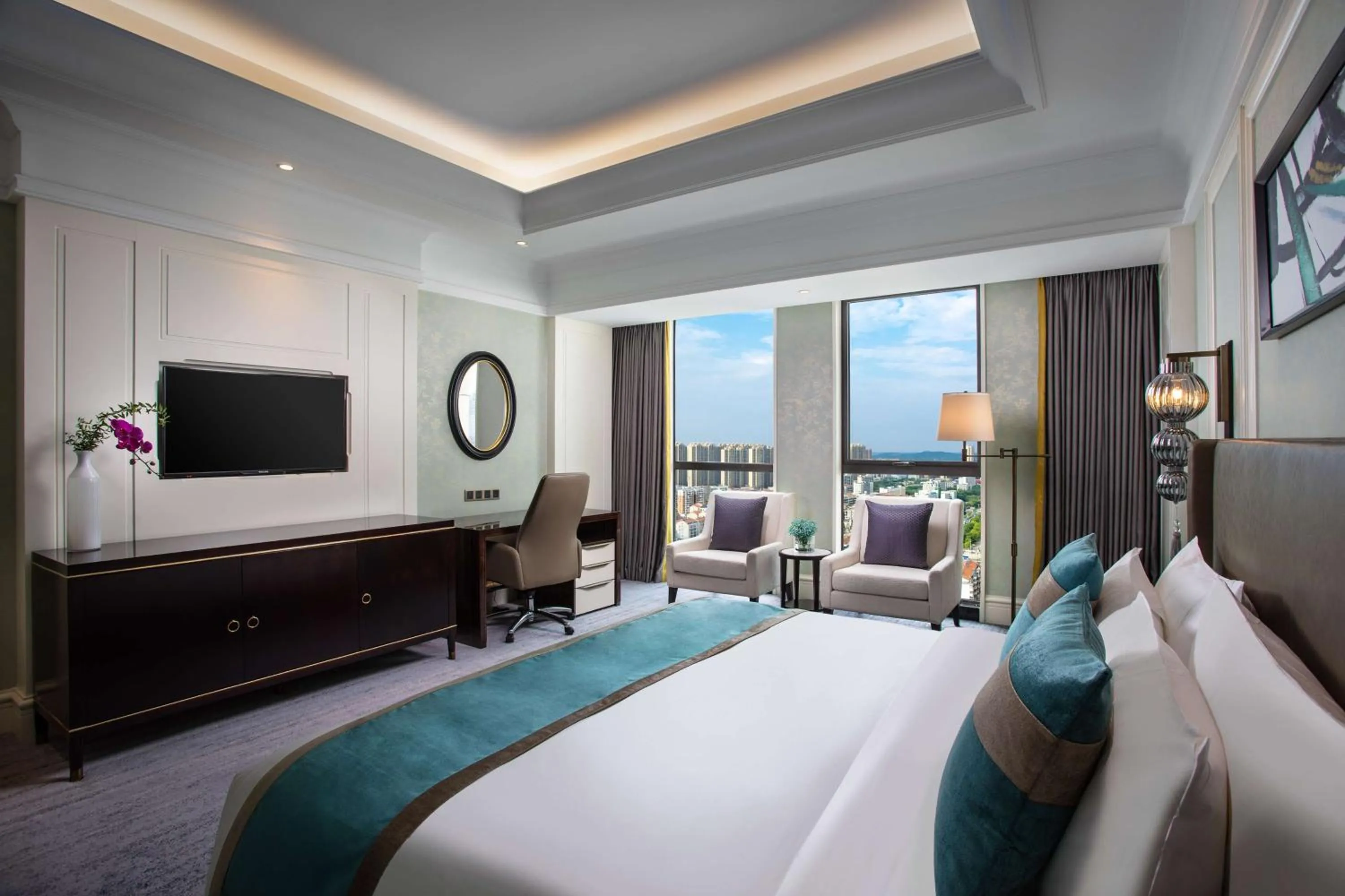 Photo of the whole room, Bed in Ramada Plaza by Wyndham Wuhan Huangpi