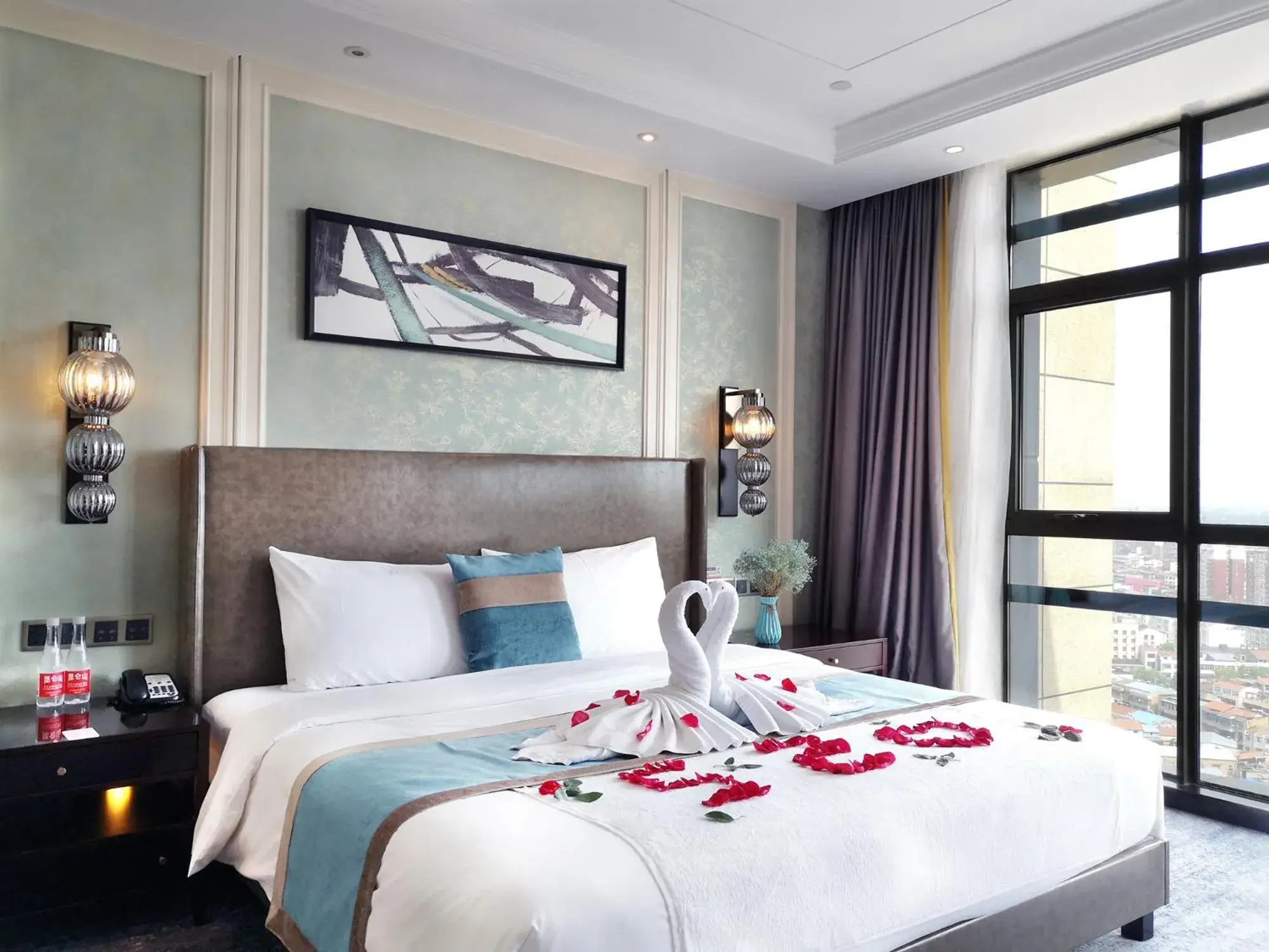 Bed in Ramada Plaza by Wyndham Wuhan Huangpi Bed in Ramada Plaza by Wyndham Wuhan Huangpi