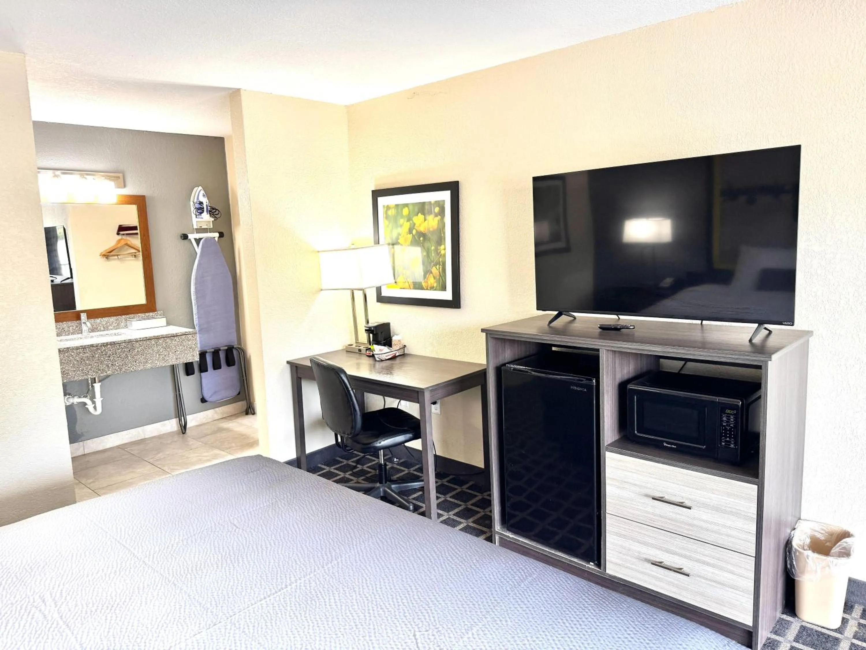 Photo of the whole room in Super 8 by Wyndham Morganton