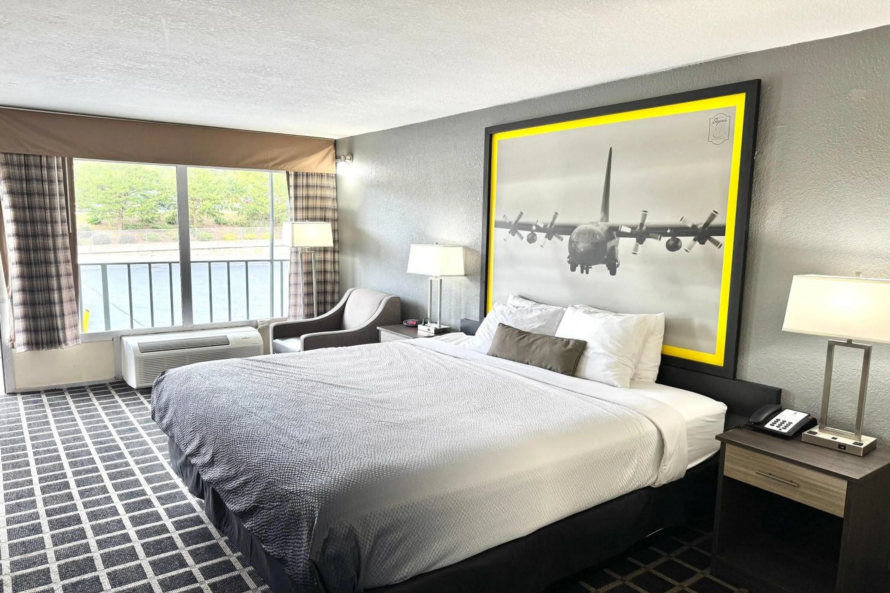 Photo of the whole room, Bed in Super 8 by Wyndham Morganton