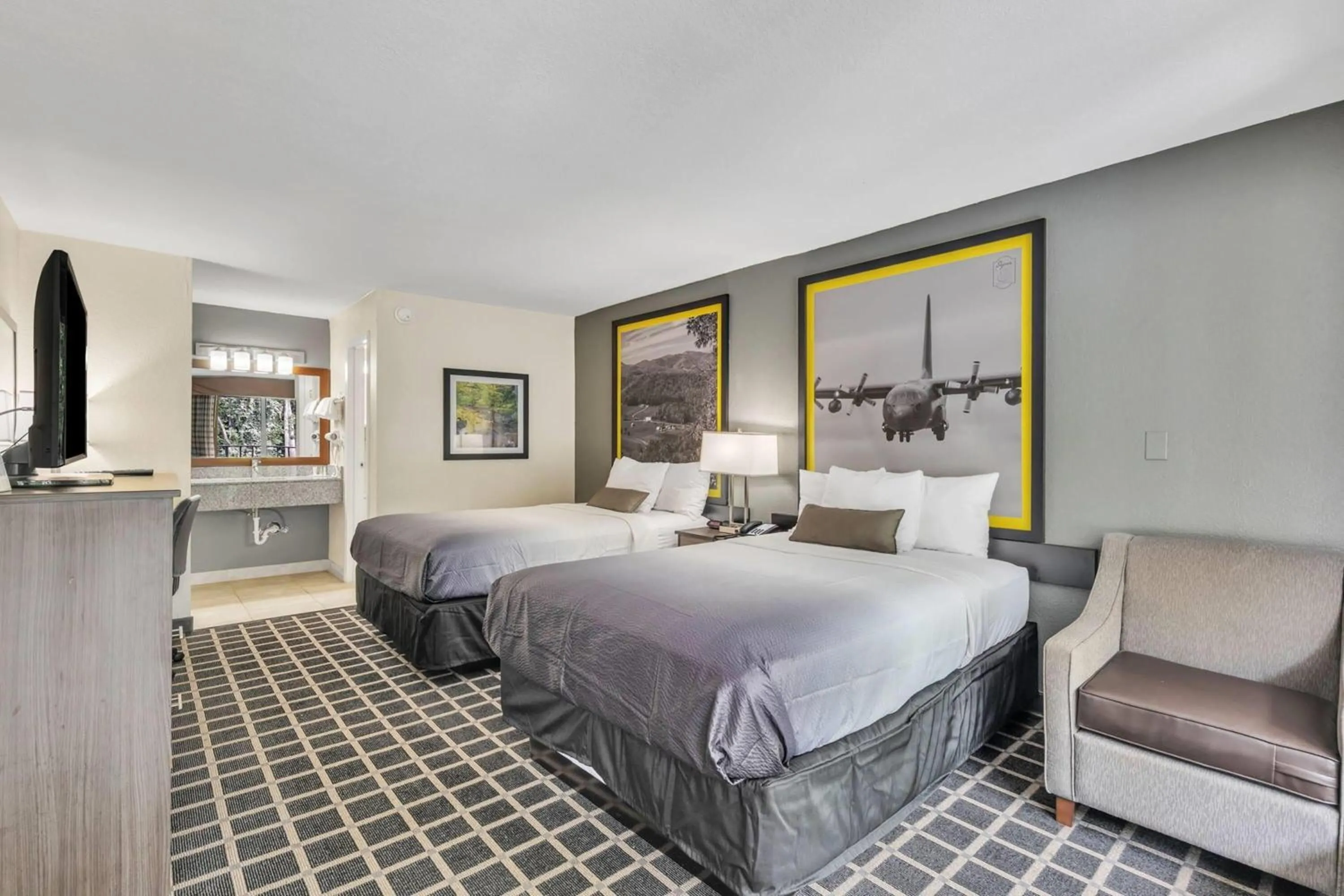 Photo of the whole room, Bed in Super 8 by Wyndham Morganton